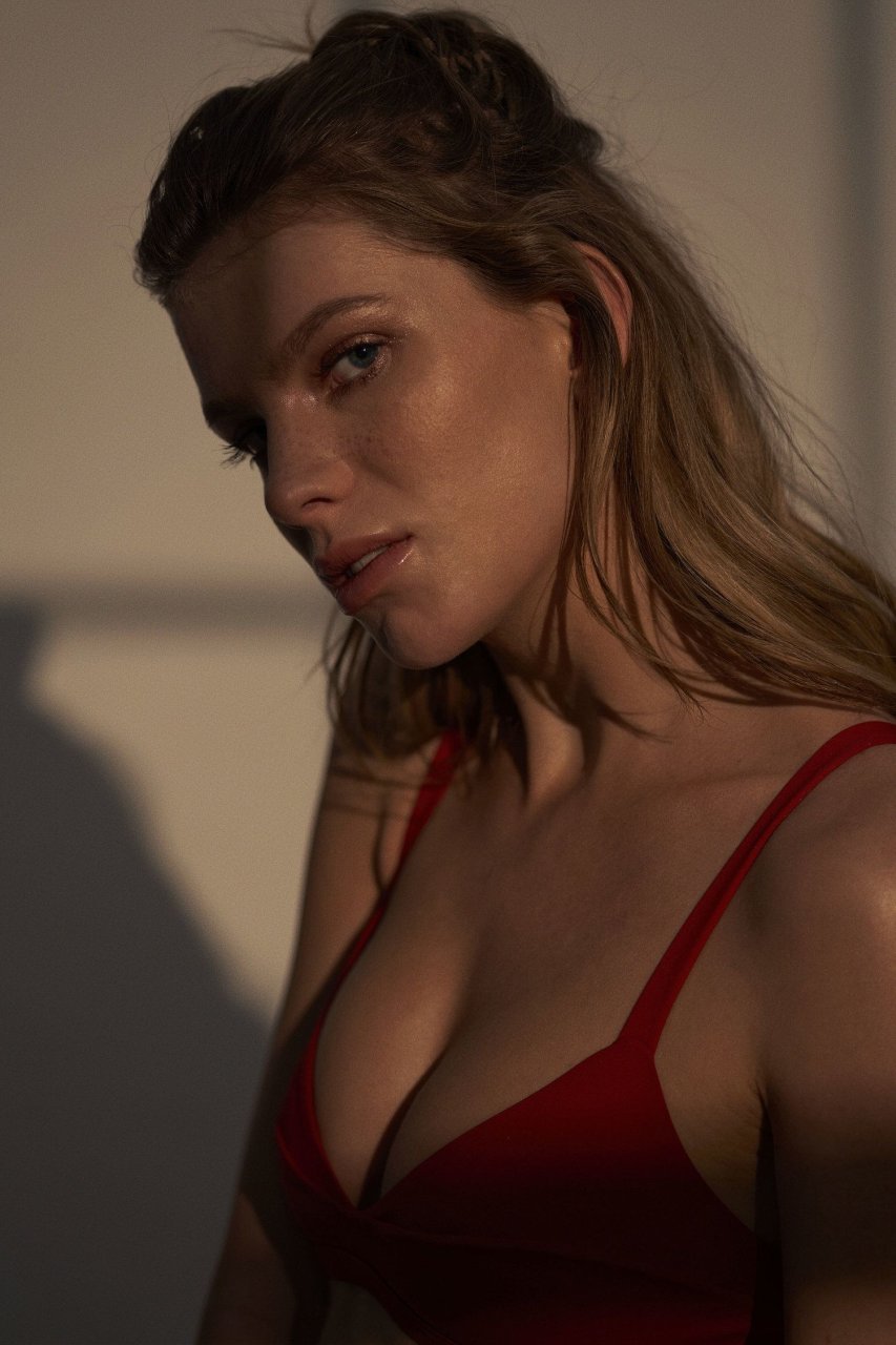 Angela Olszewska Nude & Sexy (16 Photos)
