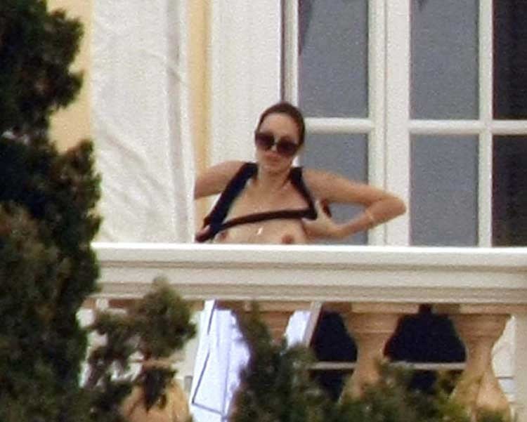 Angelina Jolie Naked (42 Photos)
