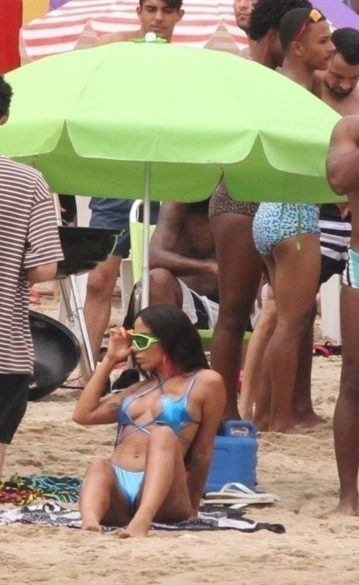 Anitta Fi
lms a Music Video on the Beach in Rio (135 Photos)