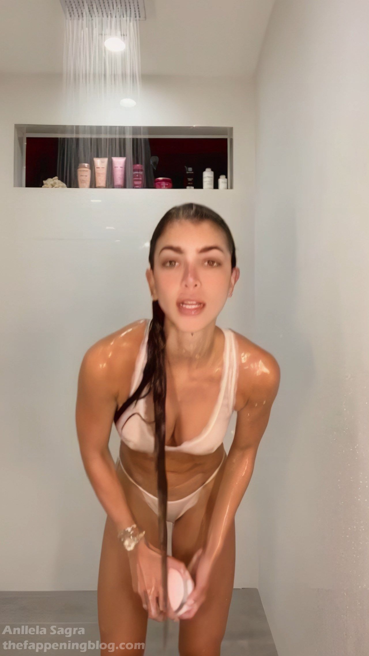 Anllela Sagra Shows Her Wet Tits (6 Pics + Video)