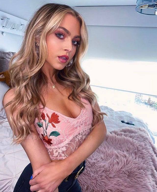 Anne Winters Sexy & Topless (21 Photos)