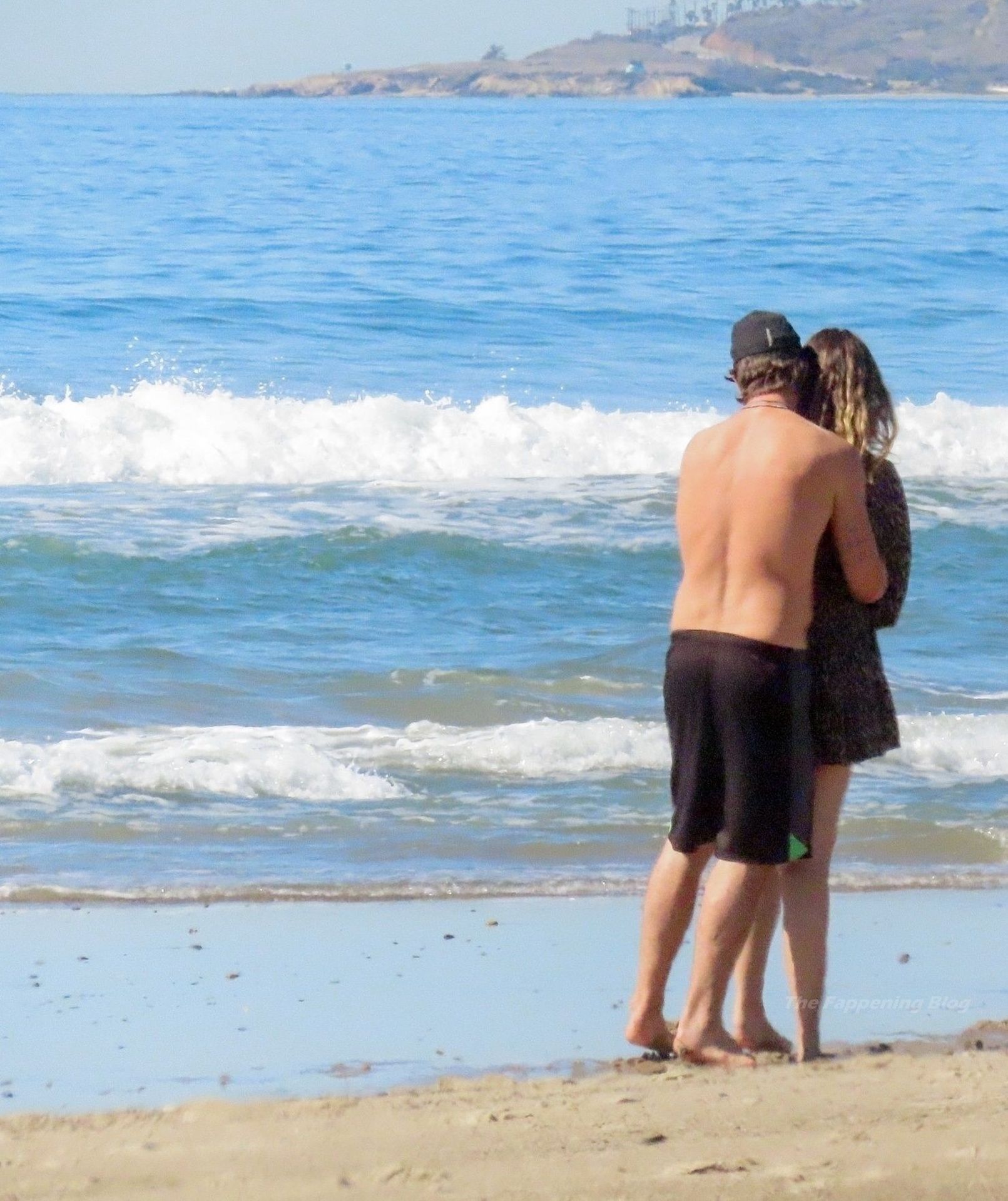 April Love Geary & Robin Thicke Enjoy a Fun Beach Day in Malibu (97 Photos)