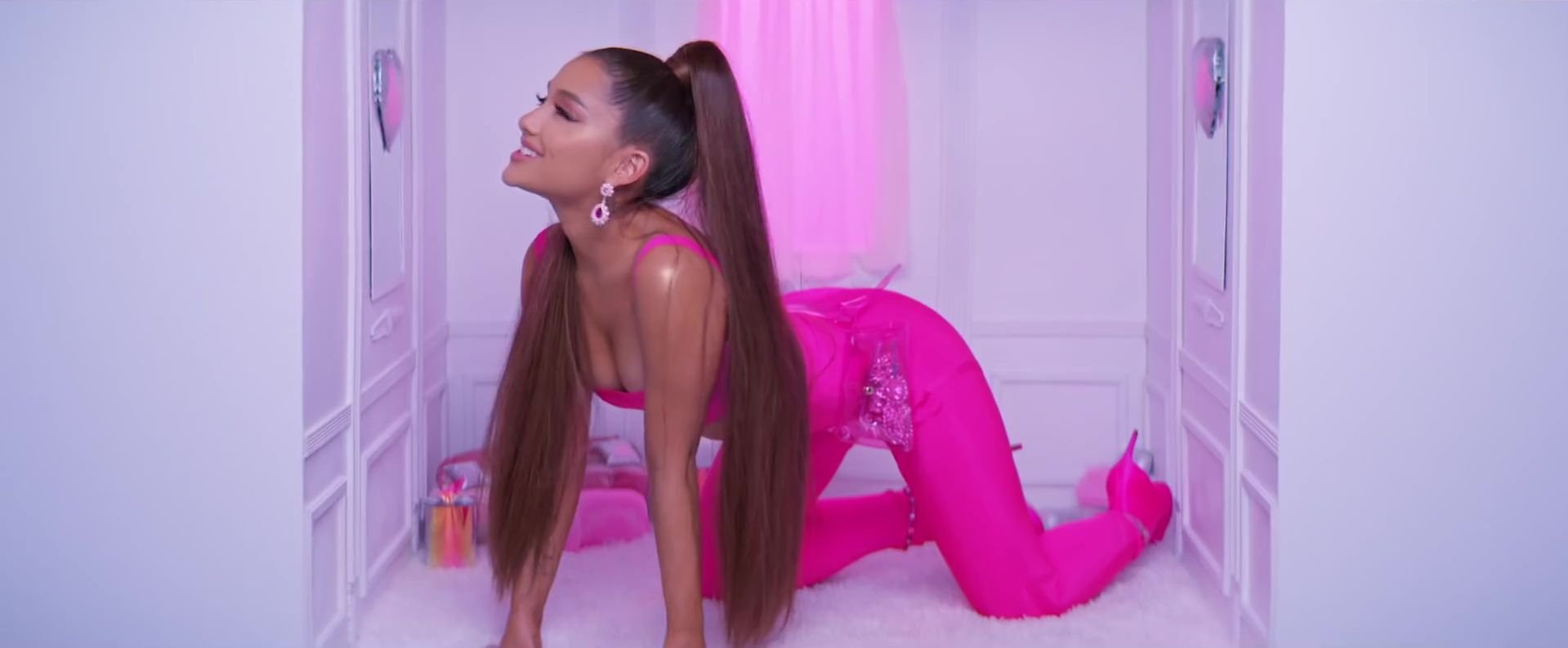 Ariana Grande Sexy (91 Pics + GIFs & Video)