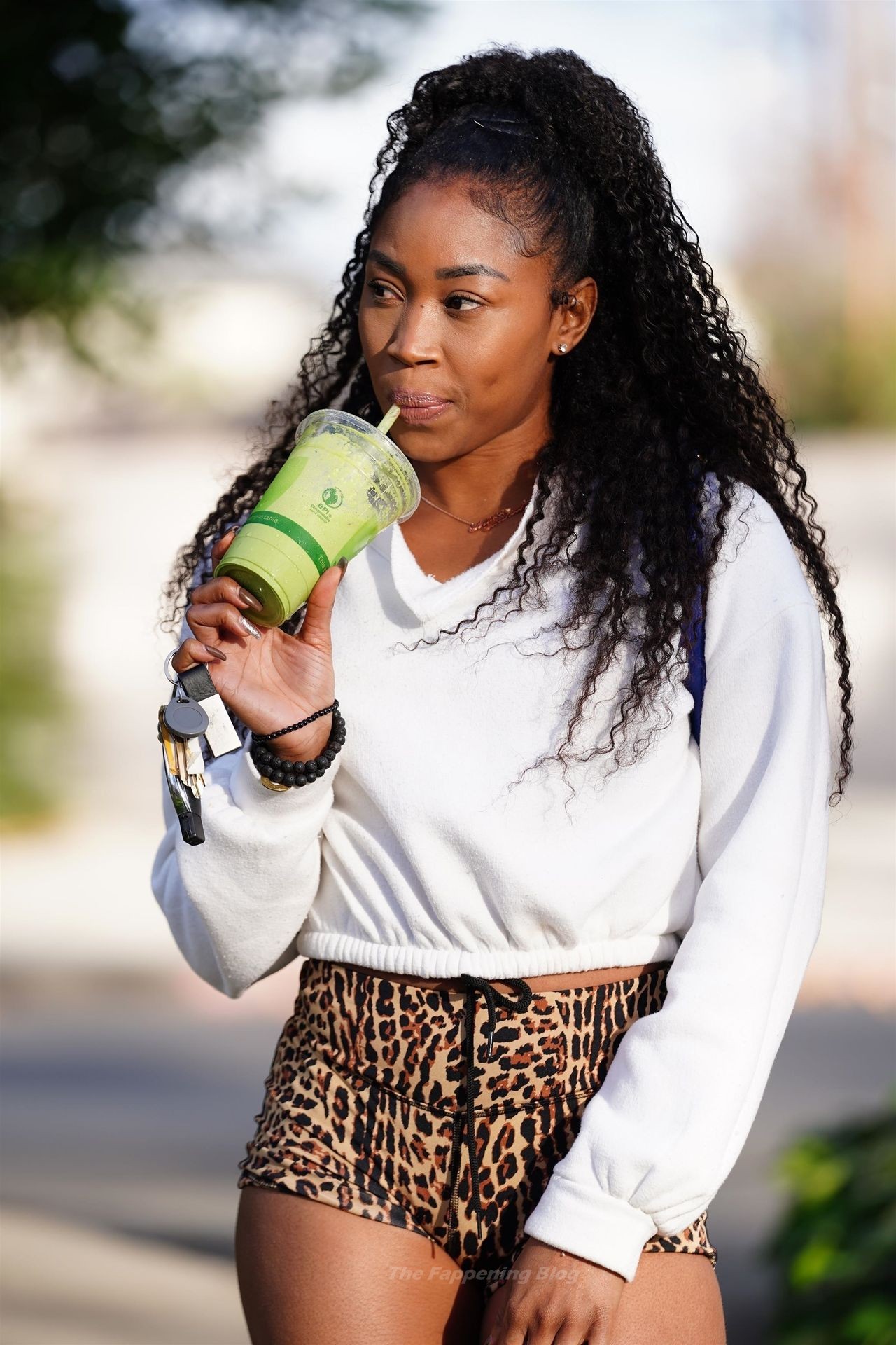 Ariane Andrew Enjoys a Refreshing Smoothie After a Hike (83 Photos)