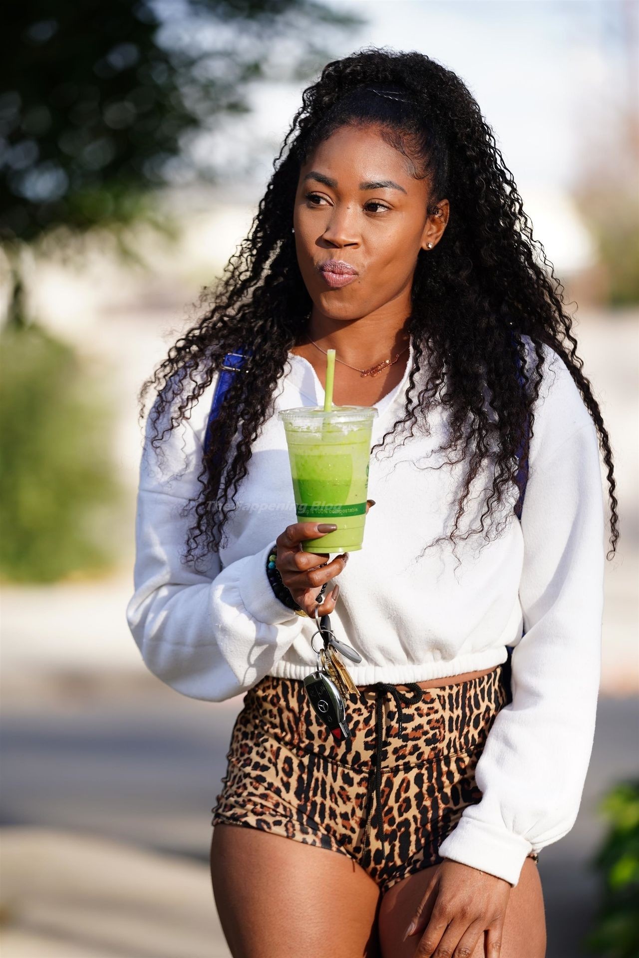 Ariane Andrew Enjoys a Refreshing Smoothie After a Hike (83 Photos)