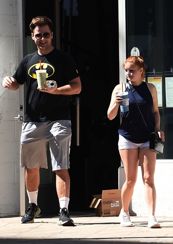 Ariel Winter Grabs a Smoo
thie in a Pair of Tiny White Yoga Shorts (30 Photos)