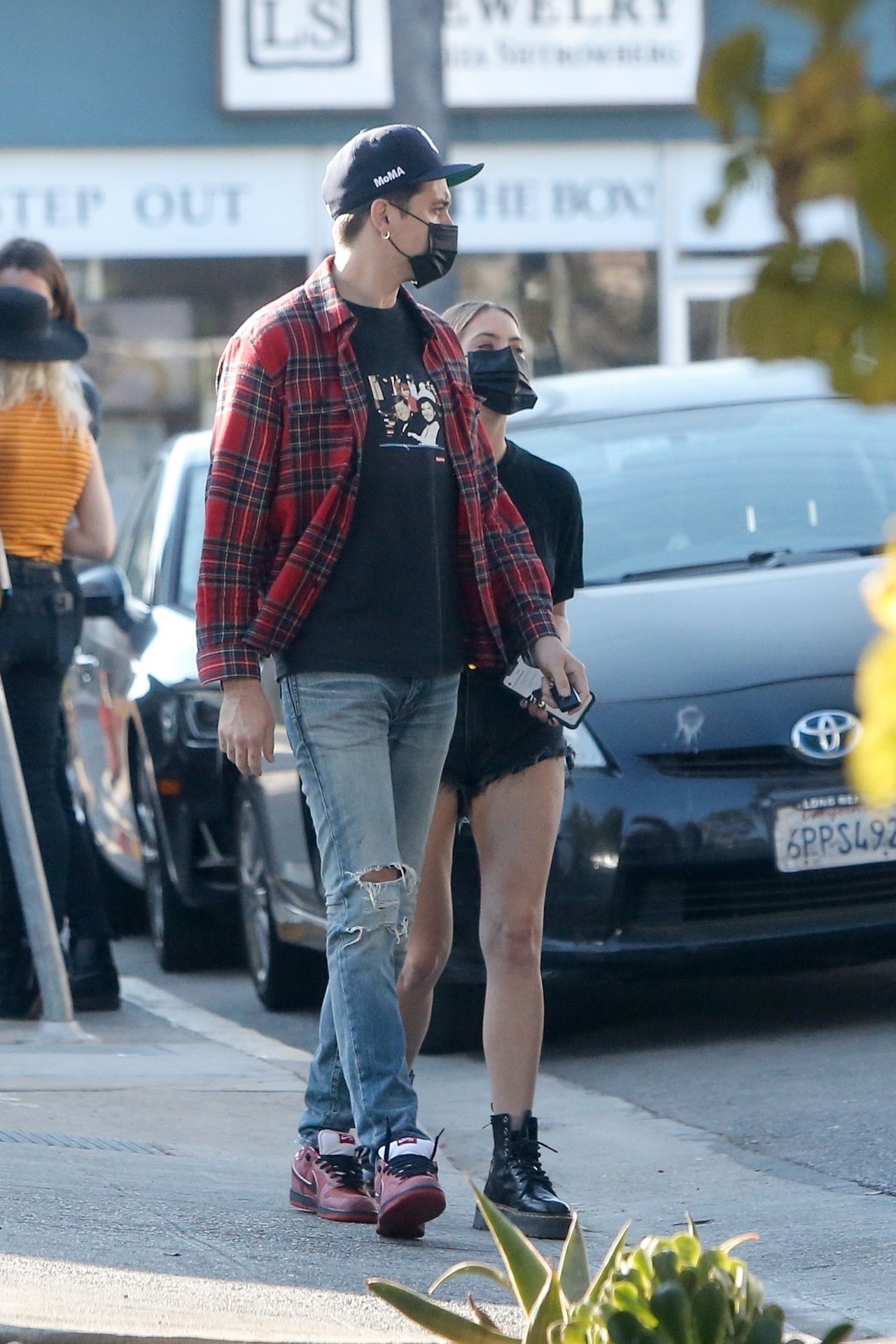Ashley Benson & G-Eazy Have Lunch with a Frien
d in LA (62 Photos)