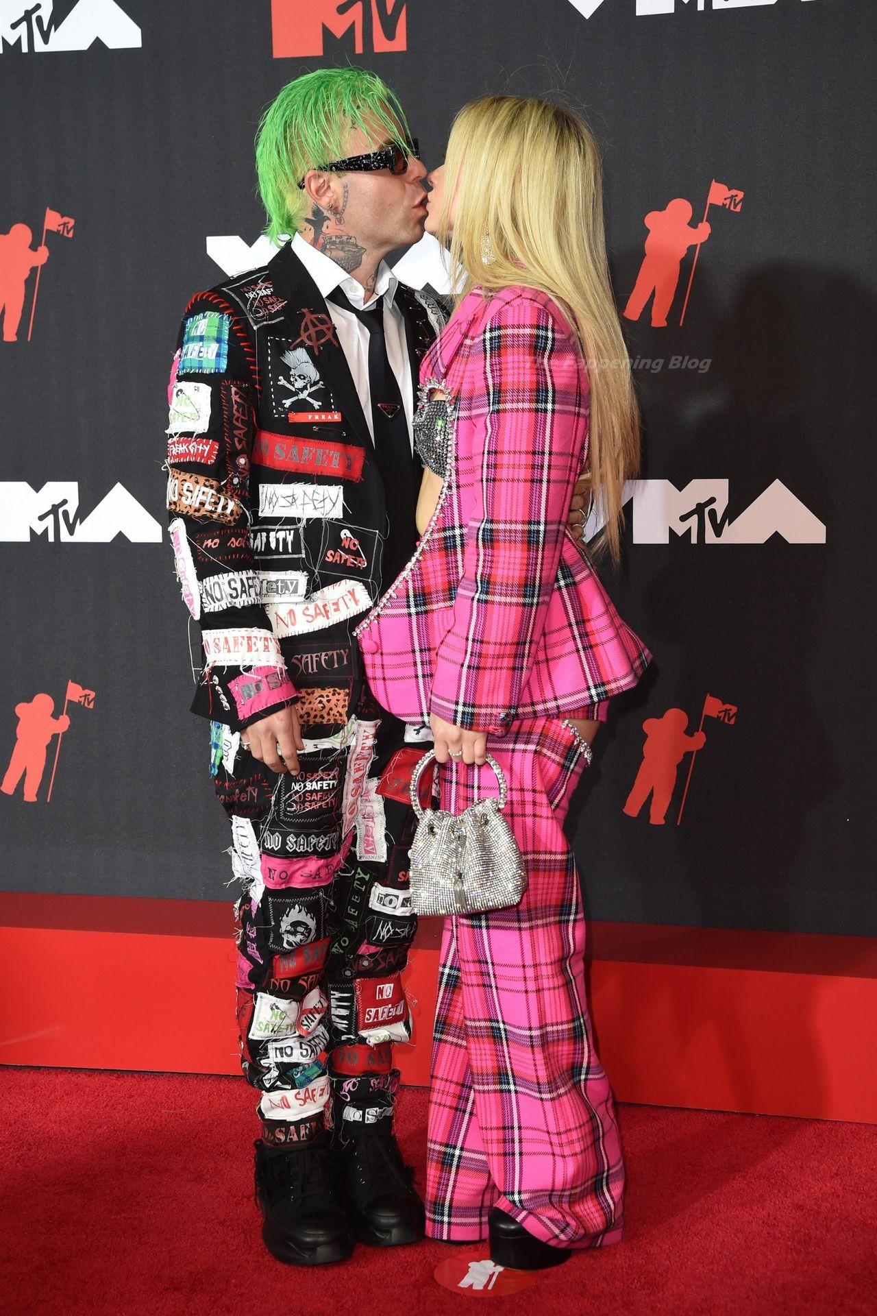 Avril Lavigne Looks Hot at the 2021 MTV Video Music Awards (30 Photos + Video)