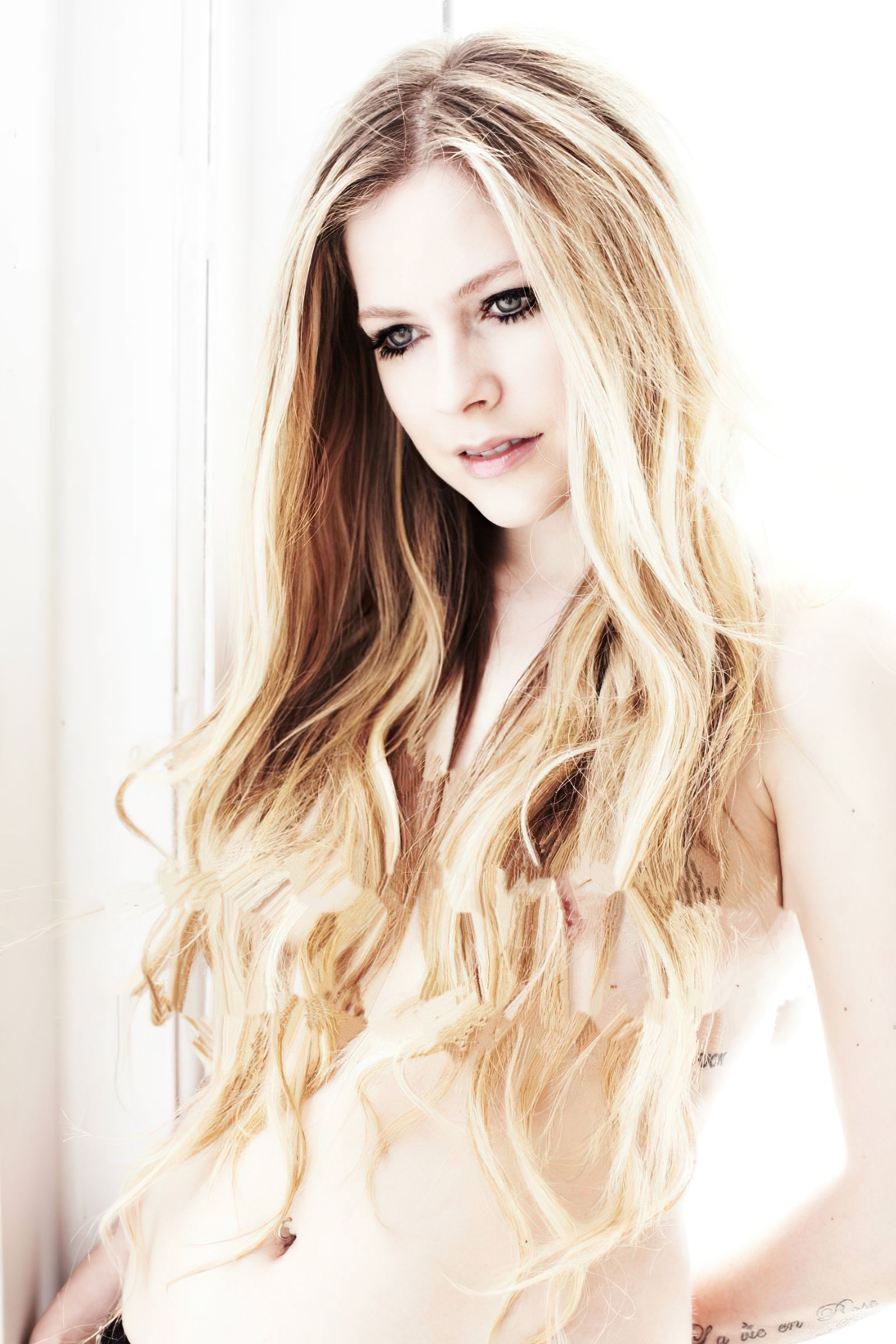 Avril Lavigne Nude & Sexy (7 Photos)