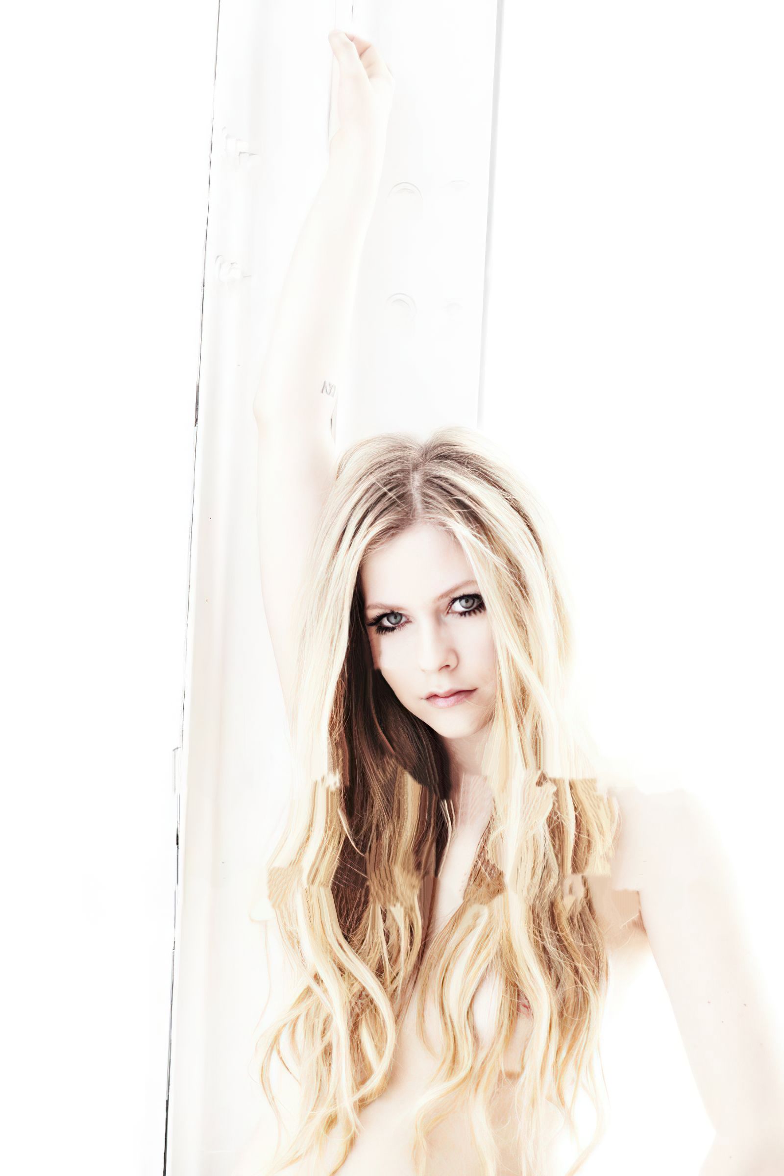 Avril Lavigne Nude & Sexy (7 Photos)