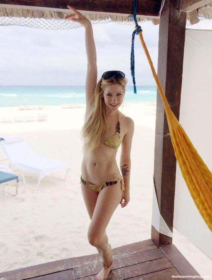 Avril Lavigne Nude & Sexy Collection (150 Photos + Possible Leaked Porn Video)