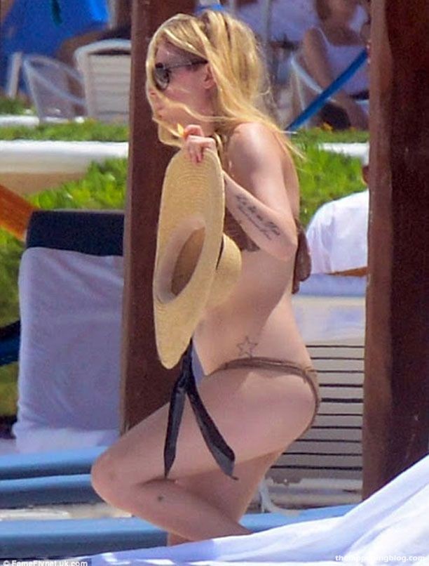 Avril Lavigne Nude & Sexy Collection (150 Photos + Possible Leaked Porn Video)