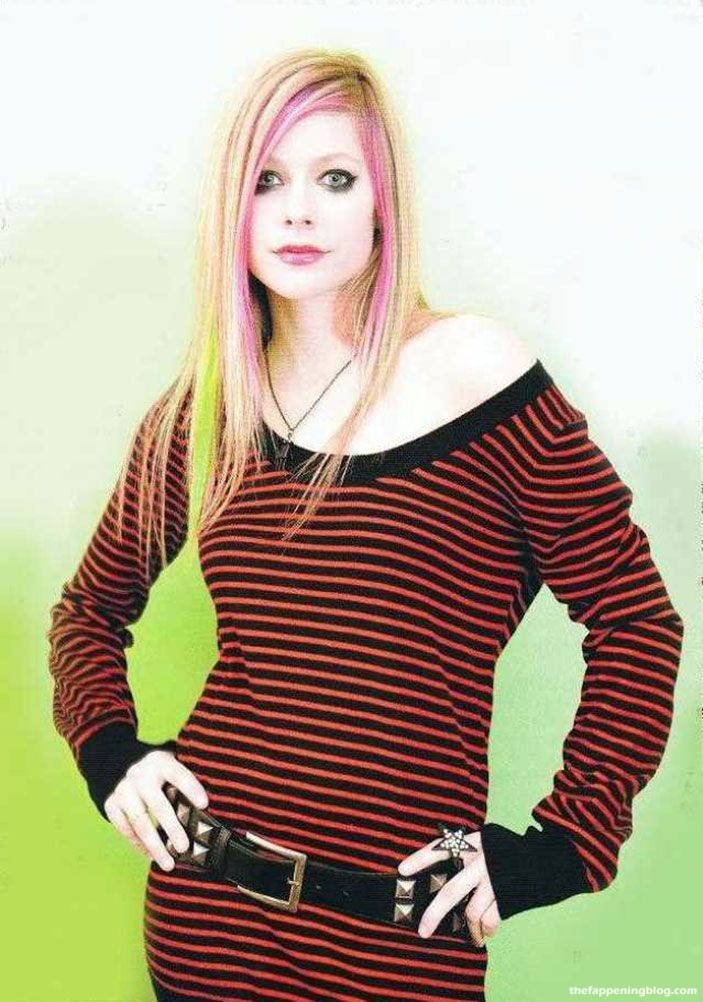 Avril Lavigne Nude & Sexy Collection - Part 2 (155 Photos + Videos)