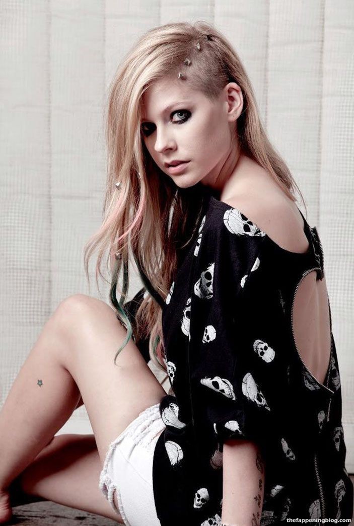 Avril Lavigne Nude & Sexy Collection - Part 2 (155 Photos + Videos)