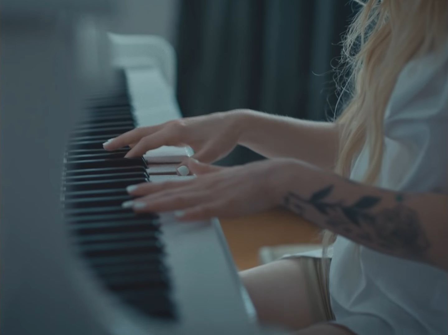 Avril Lavigne Sexy - Tell Me It’s Over (10 Pics + GIF & Video)