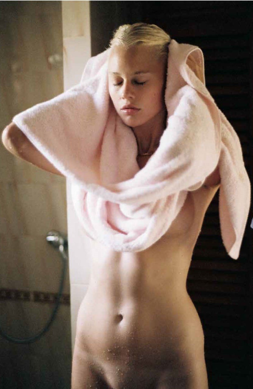 Becca Hiller Nude & Sexy (9 Photos)