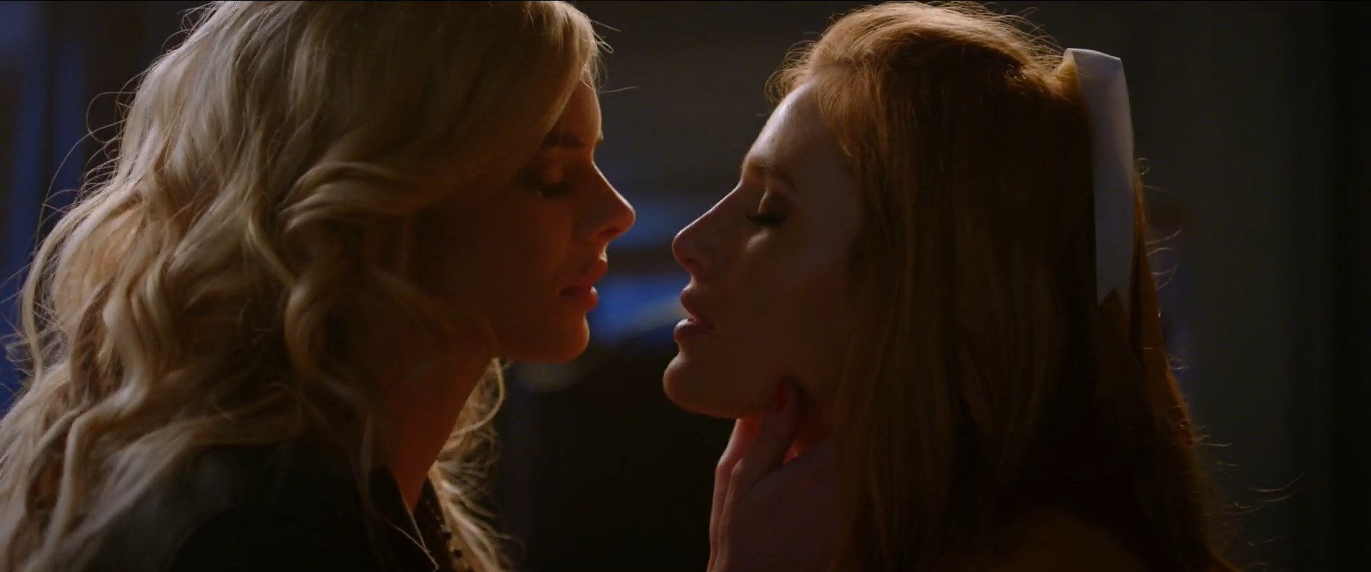 Bella Thorne & Samara Weaving Lesbian Kiss - The Babysitter (2017) HD 1080p