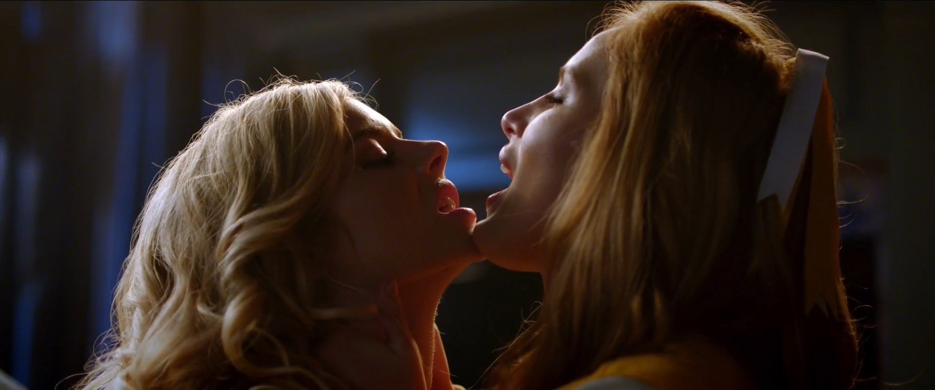Bella Thorne & Samara Weaving Lesbian Kiss - The Babysitter (2017) HD 1080p