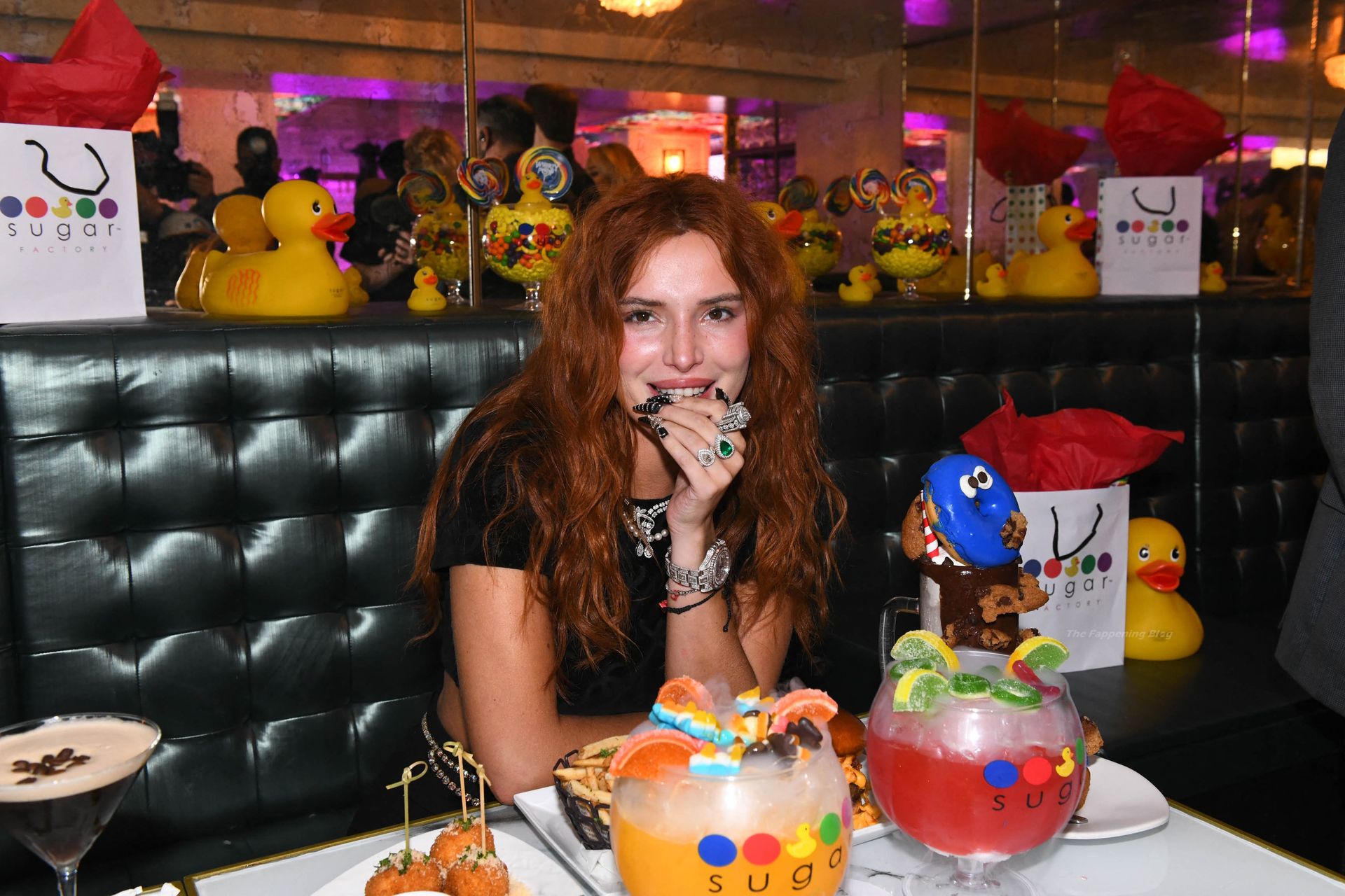 Bella Thorne ospita il debutto del DJ Set e la festa di ascolto allo Sugar Factory Miami (51 Fotografie)