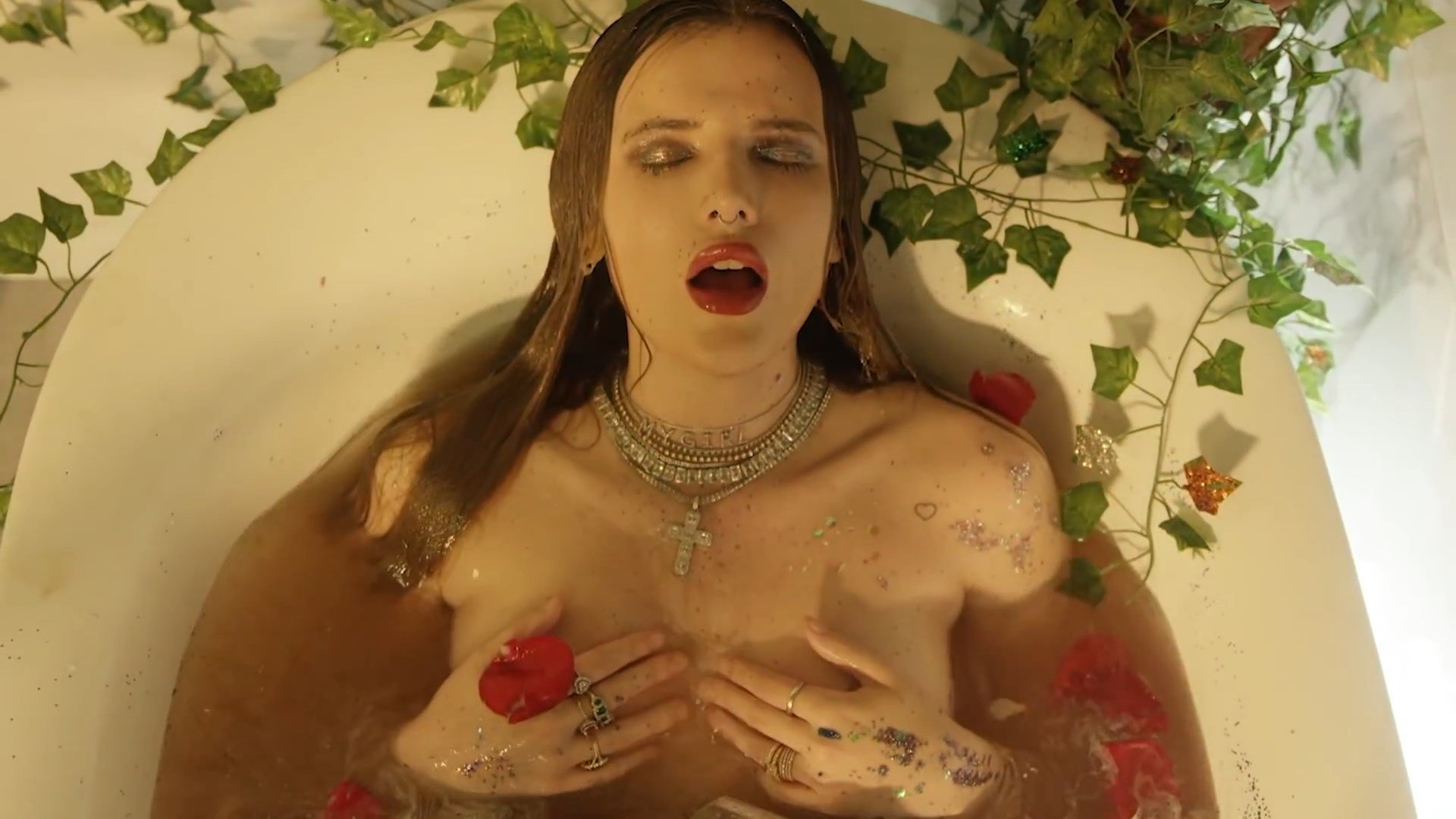 Bella Thorne Nude & Sexy (62 Pics + GIFs & Videos)