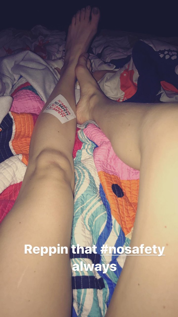 Bella Thorne Sexy & Topless (5 Photos + Gif)