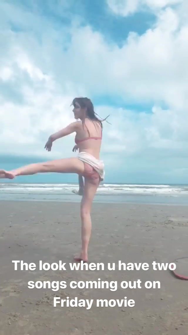 Bella Thorne Sexy (14 Pics + GIF)