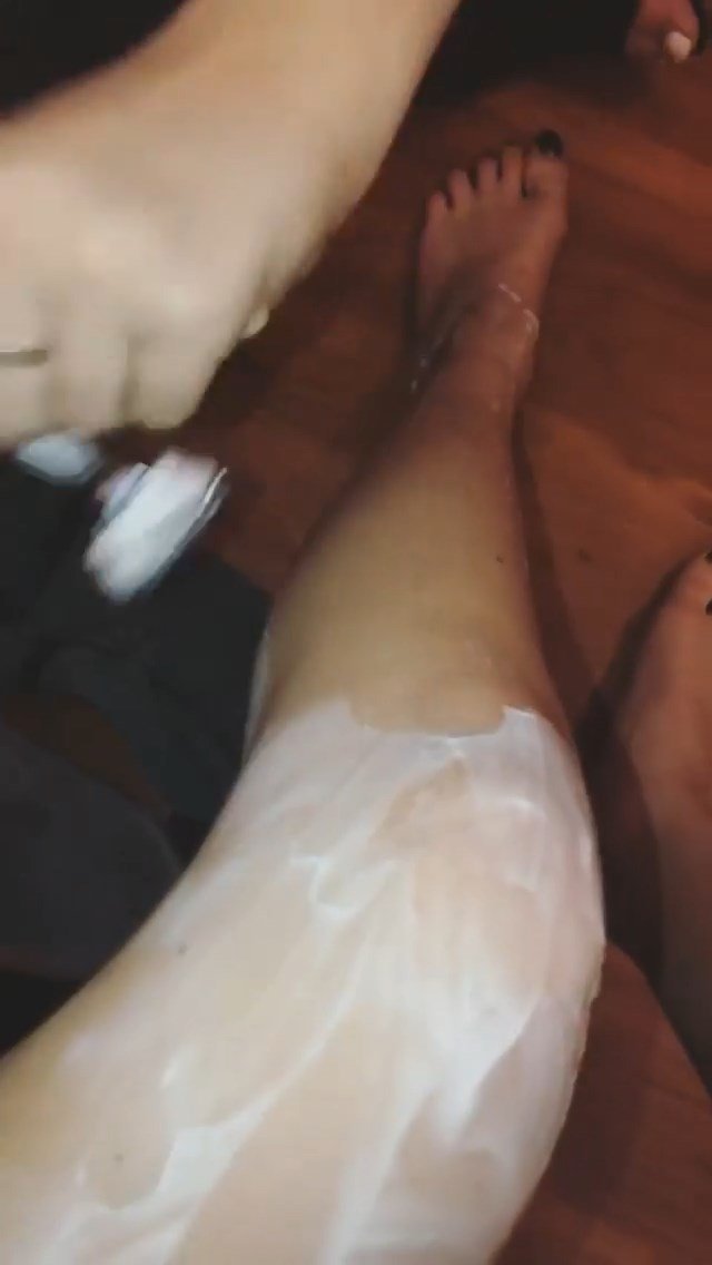 Bella Thorne’s Hairy Legs (14 Pics + Video)