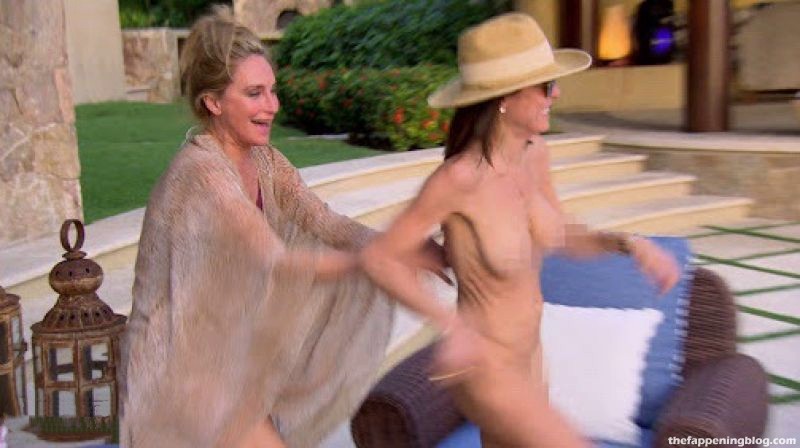 Bethenny Frankel Nude & Sexy Collection (46 Photos)