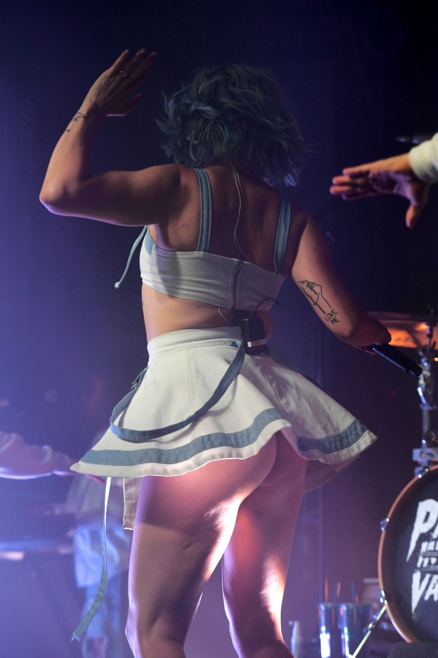 Betty Who Flashes Ass On Stage (34 Photos)