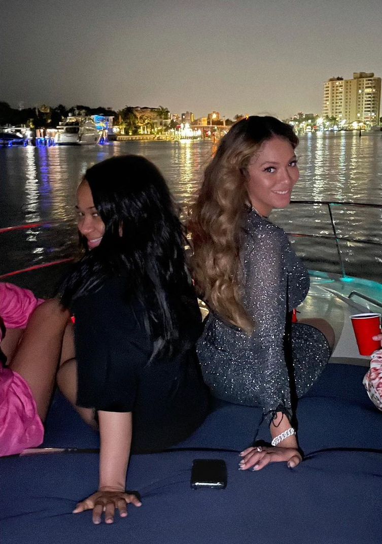 Beyonce Dazzles in a Sparkling Dress as She Boards a Boat at Sunset With Friends (22 Photos)
