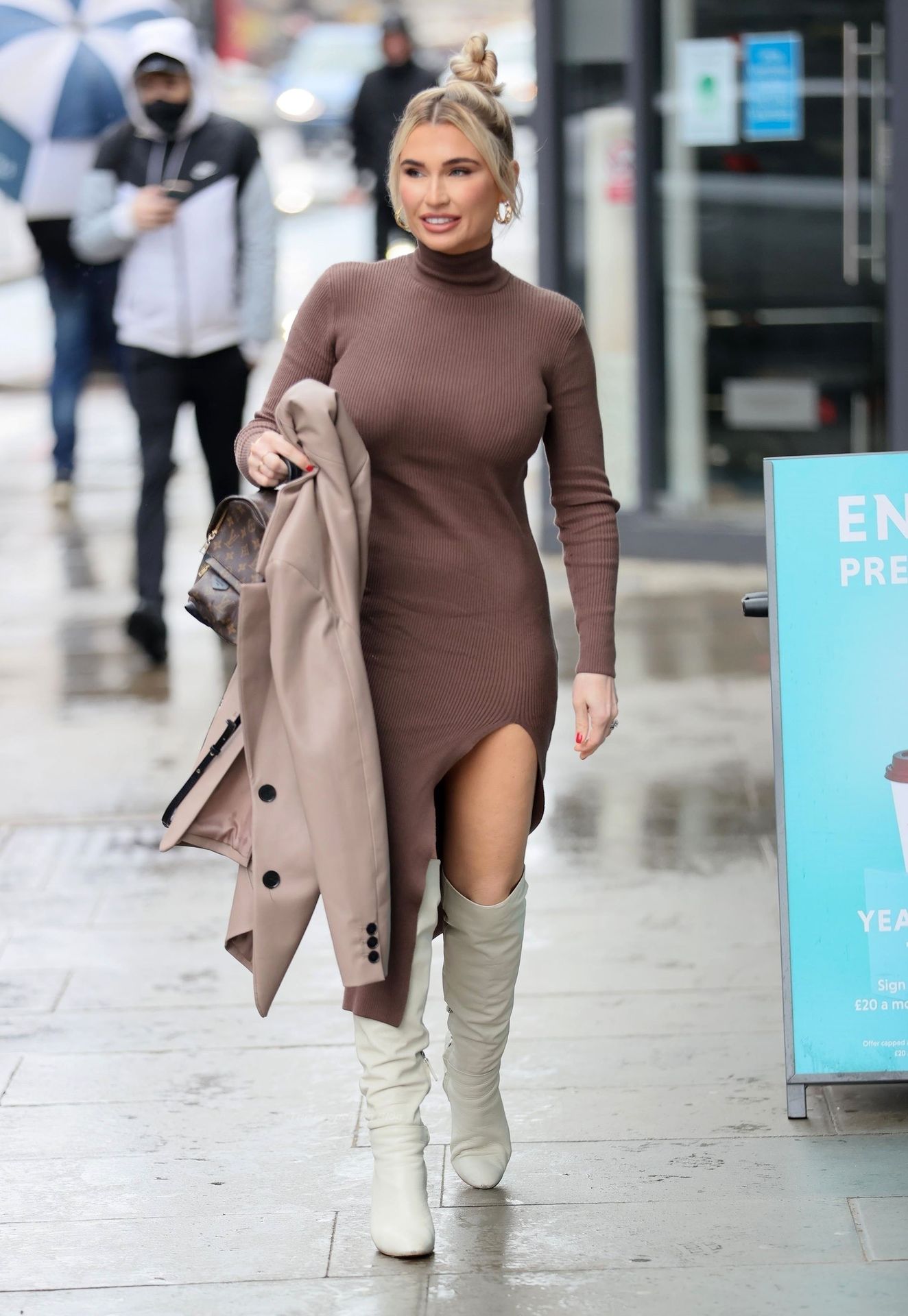 Billie Faiers Looks Chic and Stylish in London (11 Photos)