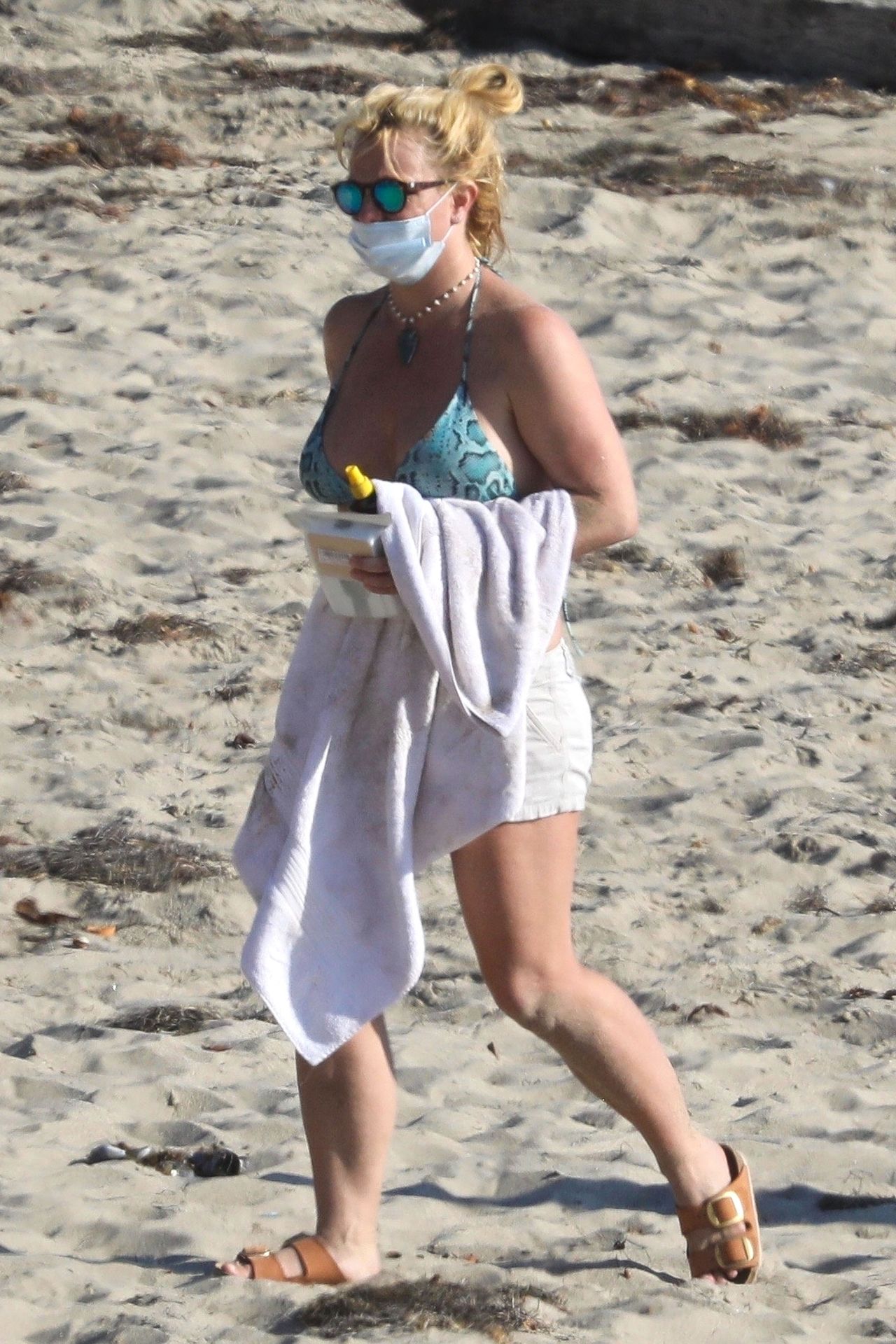Britney Spears Displays He
r Bikini Body as She Sunbathes at the Beach in Malibu (84 Photos)