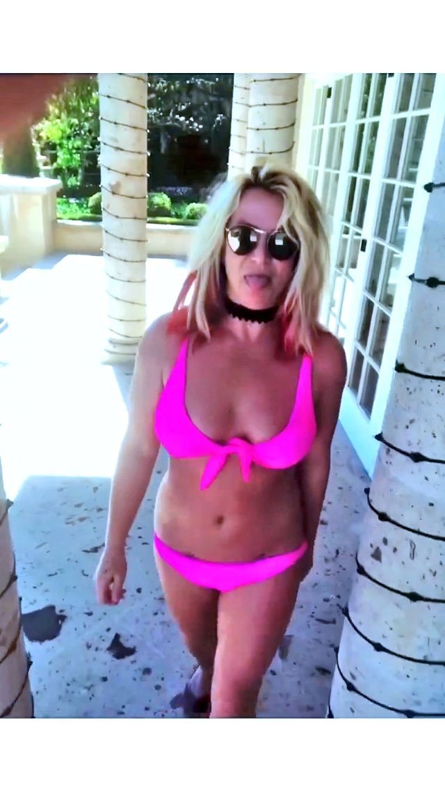 Britney Spears Sexy & Topless (6 Pics + Video)