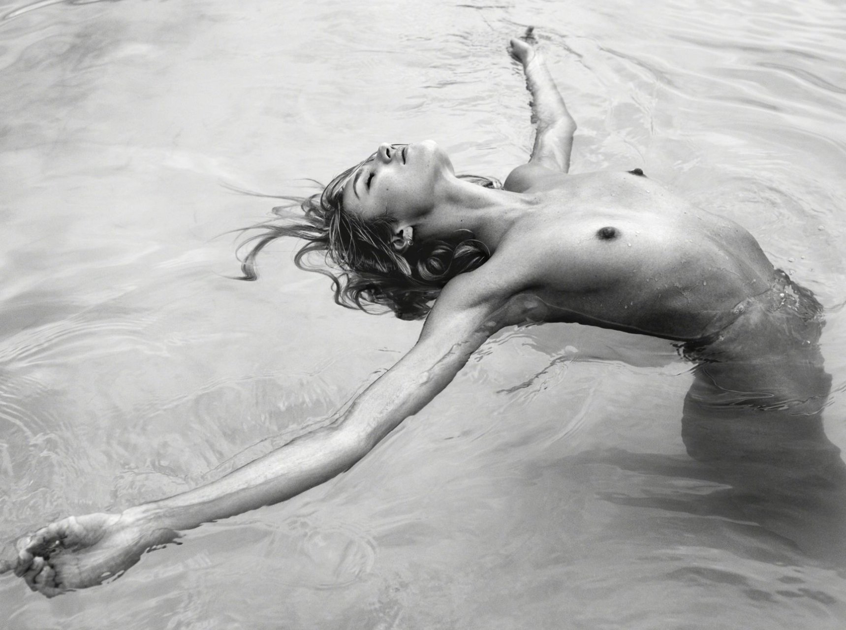 Candice Swanepoel Nude & Sexy (7 Photos)