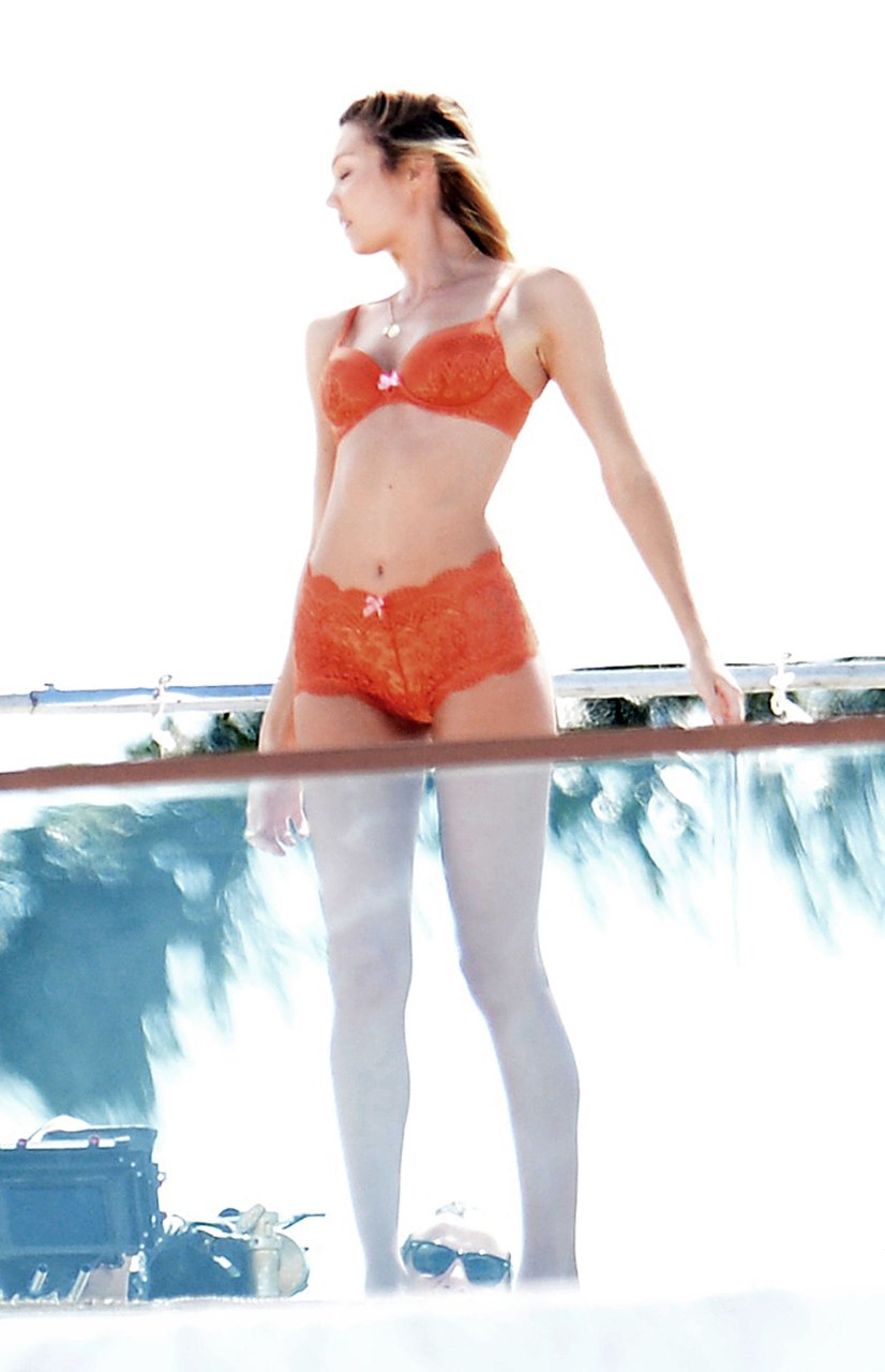 Candice Swanepoel Sexy (46 Photos)