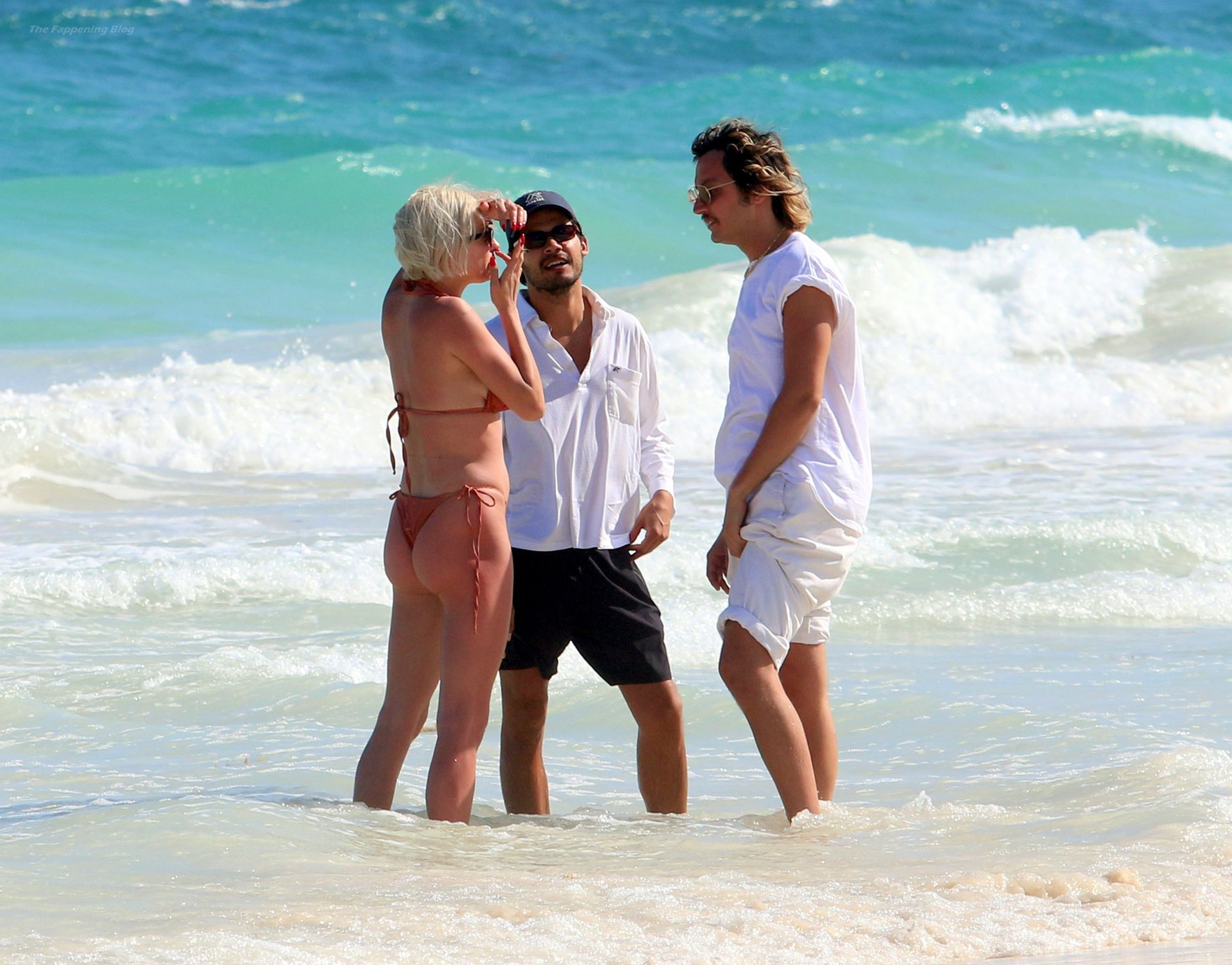 Caroline Vreeland Flaunts Her Boobs on the Beach in Mexico (72 Photos)
