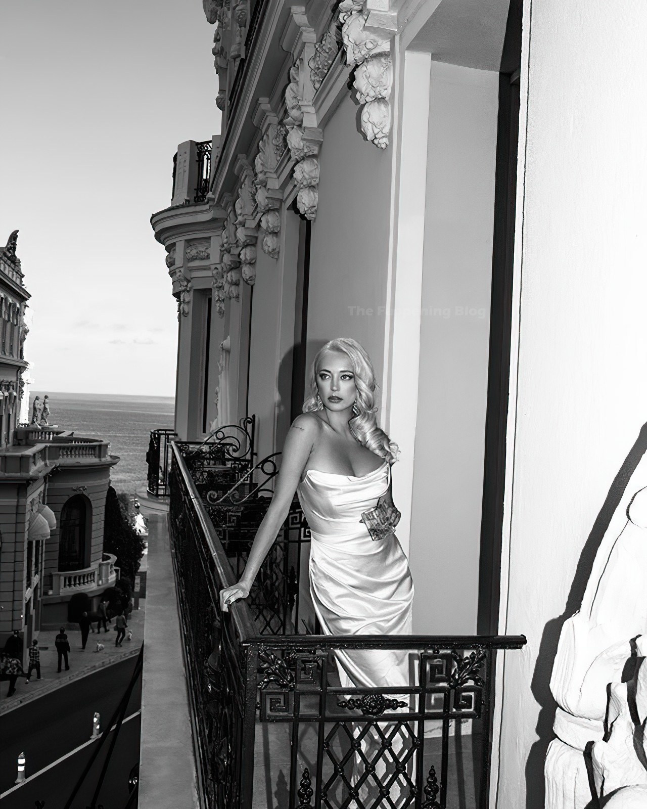 Caroline Vreeland Shows Off Her Boobs in Monte-Carlo (4 Photos)