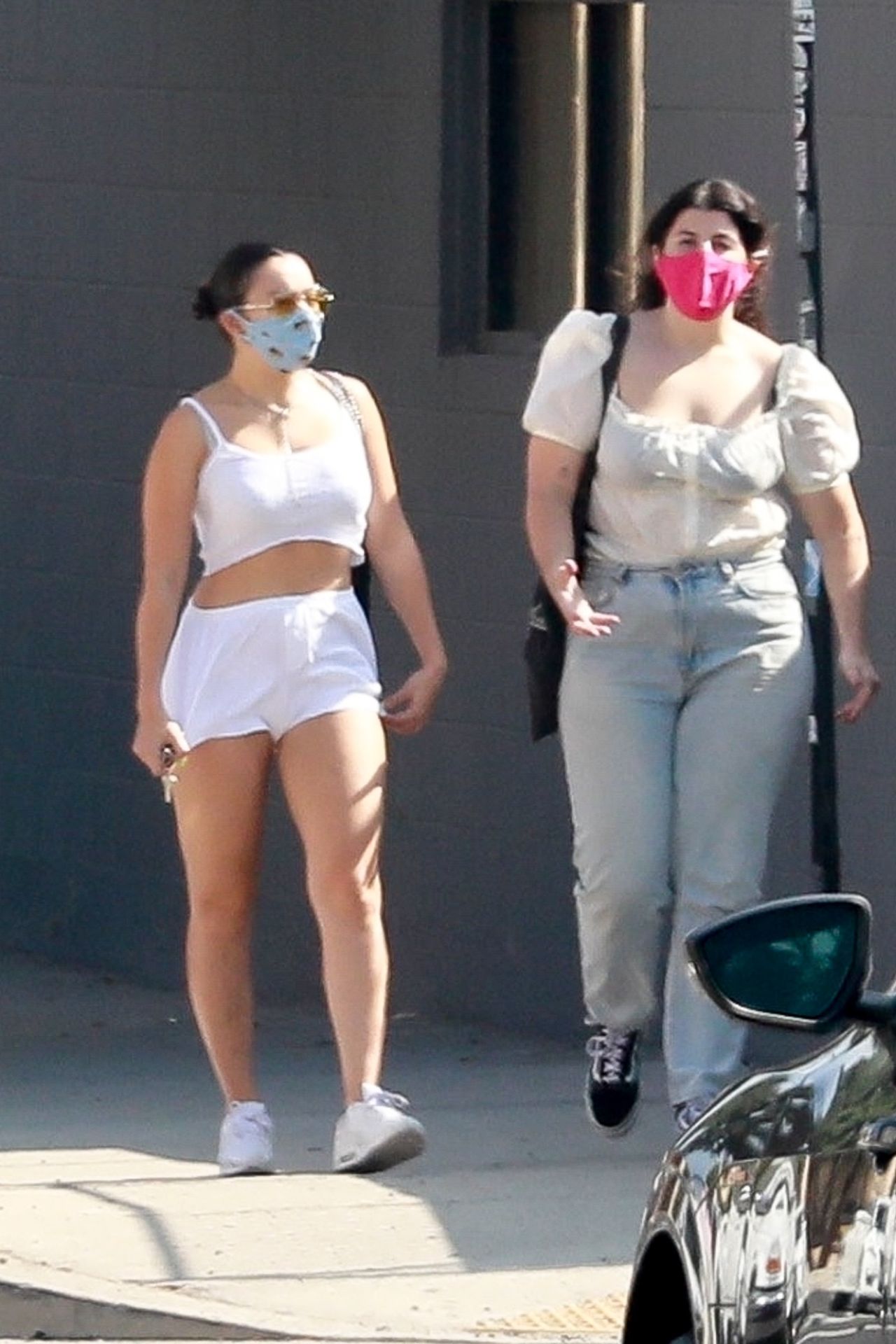 Charli XCX
Puts on a Leggy Display While Out for Lunch in LA (29 Photos)