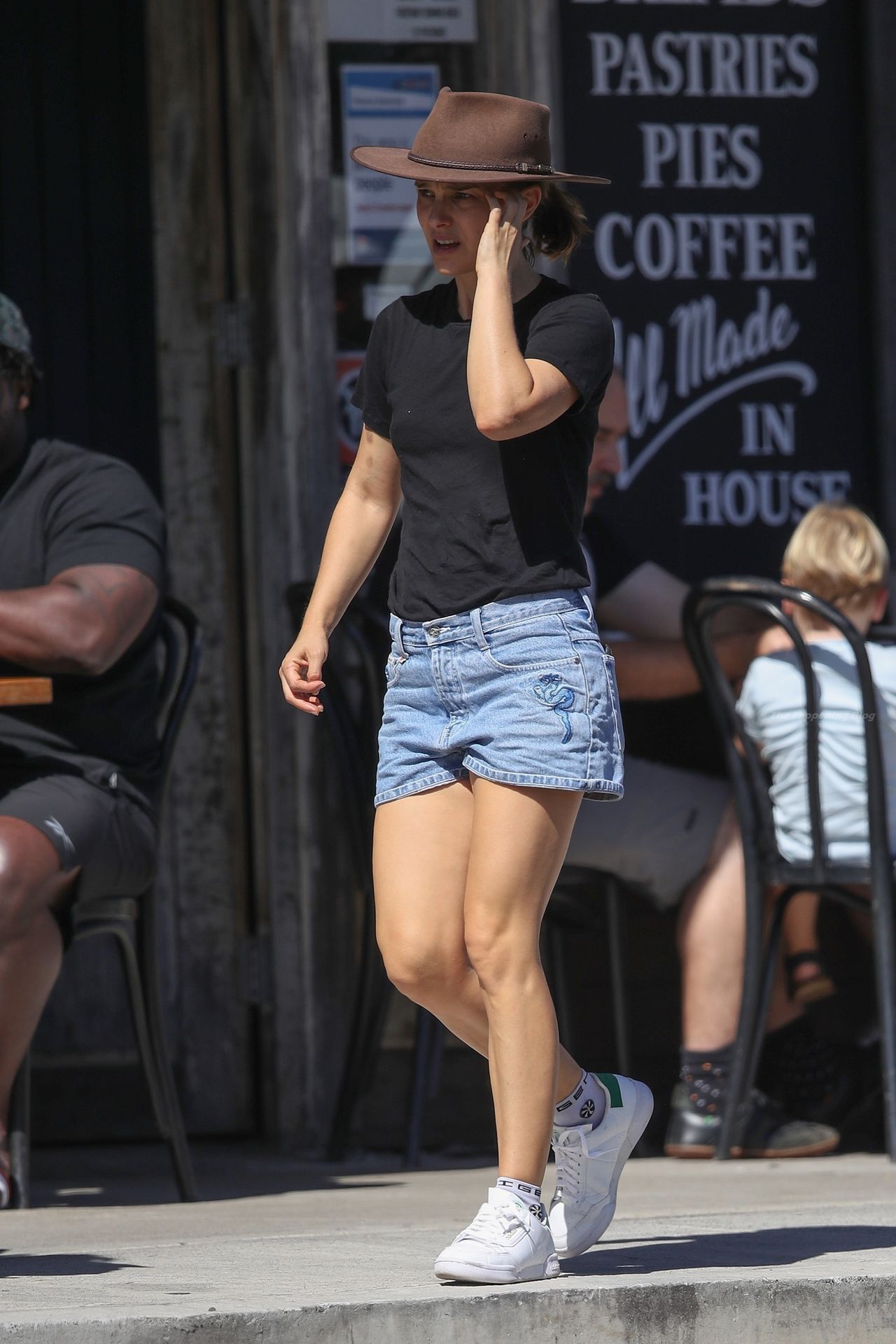 Braless Natalie Portman is Pictured Enjoying Breakfast with Her Parents in Sydney (56 Photos)