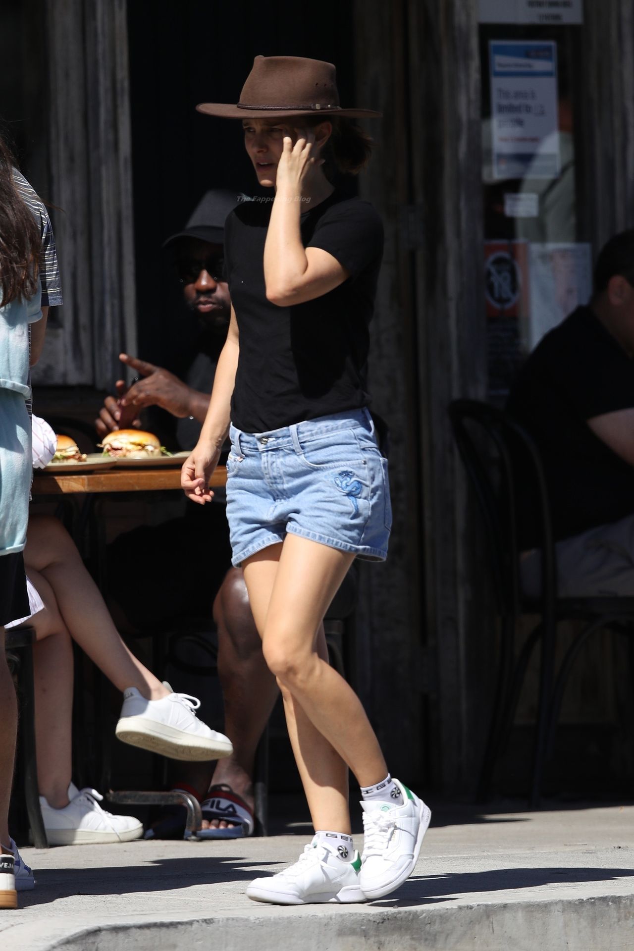 Braless Natalie Portman is Pictured Enjoying Breakfast with Her Parents in Sydney (56 Photos)
