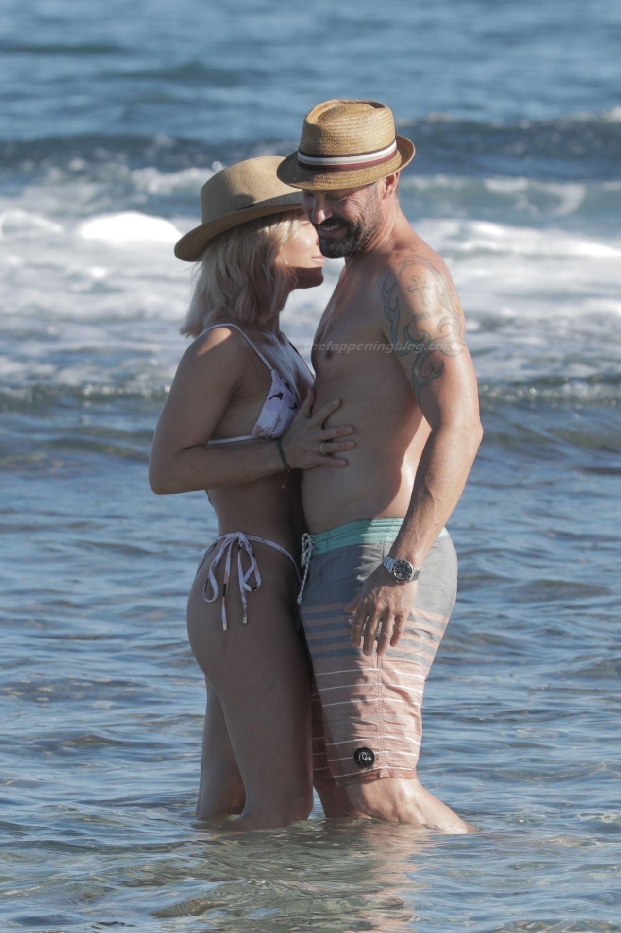 Brian Austin Green Puts on a Very Steamy Di
splay with Sharna Burgess on the Beach (86 Photos)