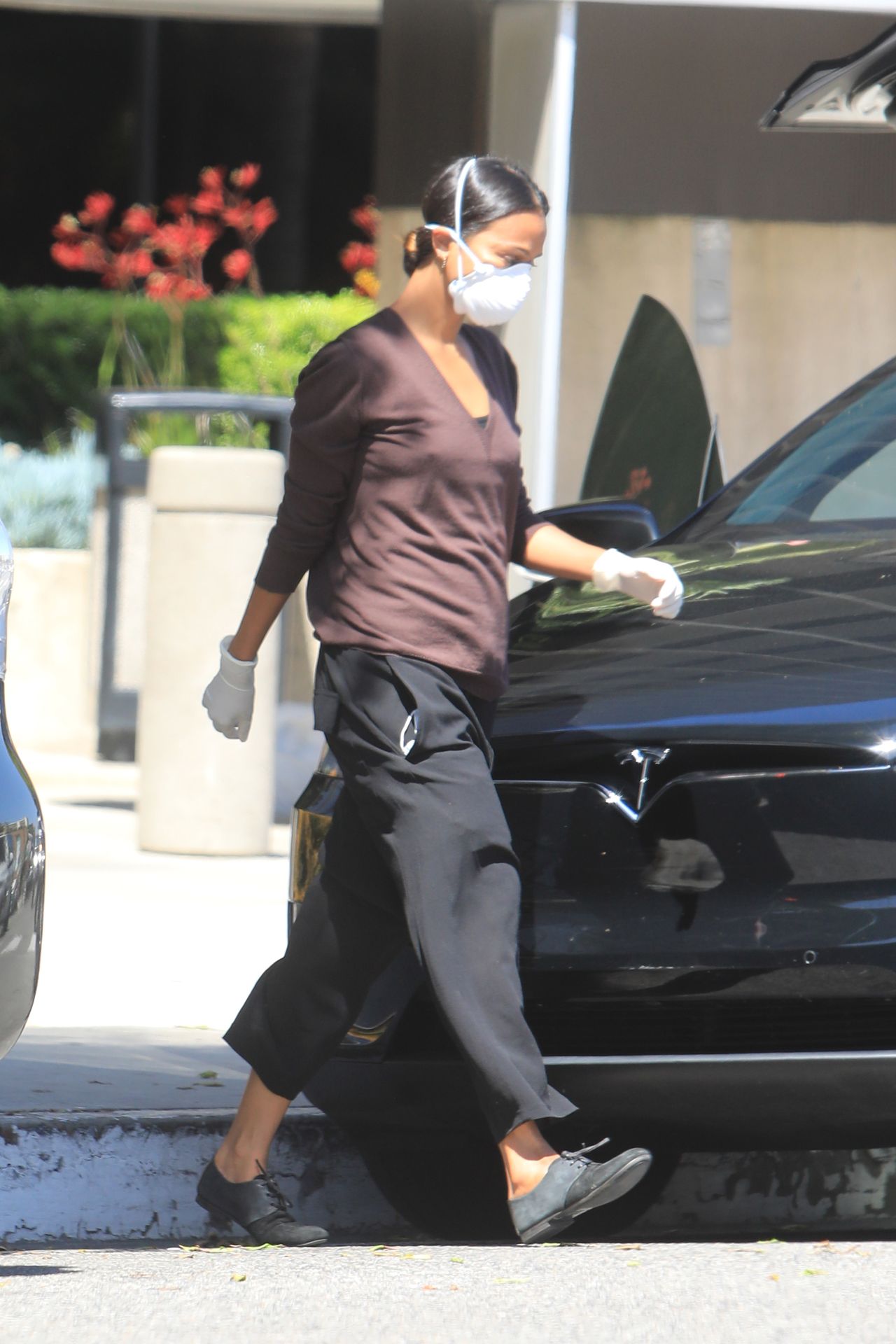 Braless Zoe Saldana Heads Out in Los Angeles (26 Photos)