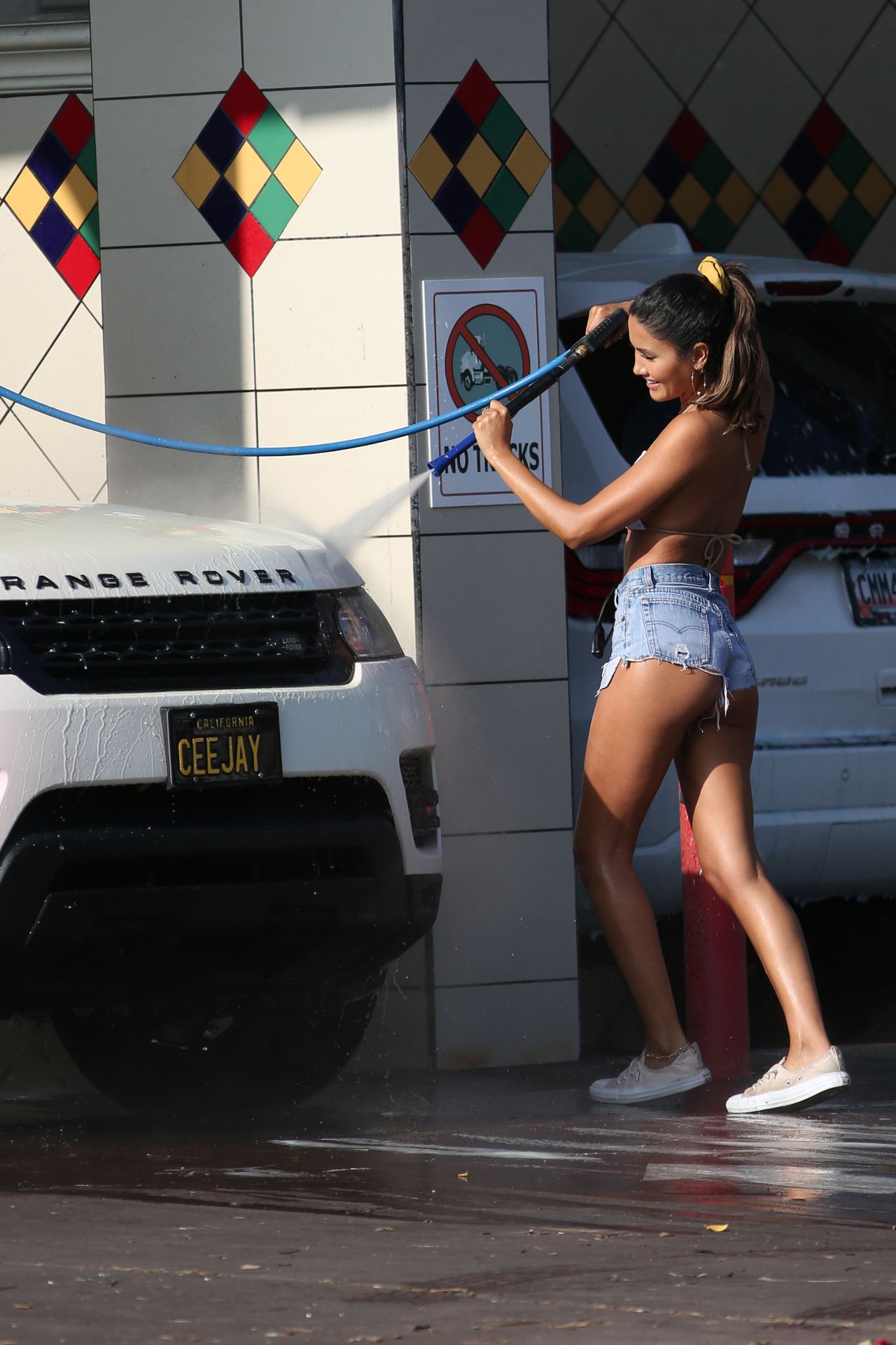 CJ Franco cởi đồ với bộ bikini của cô ấy khi đi đến tiệm rửa xe ở Santa Monica (63 Hình ảnh)