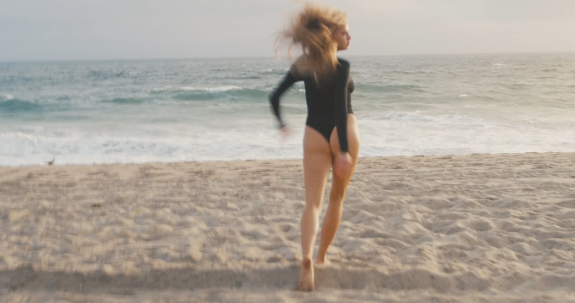 Charlotte McKinney Sexy (21 Pics + Video  Gifs)