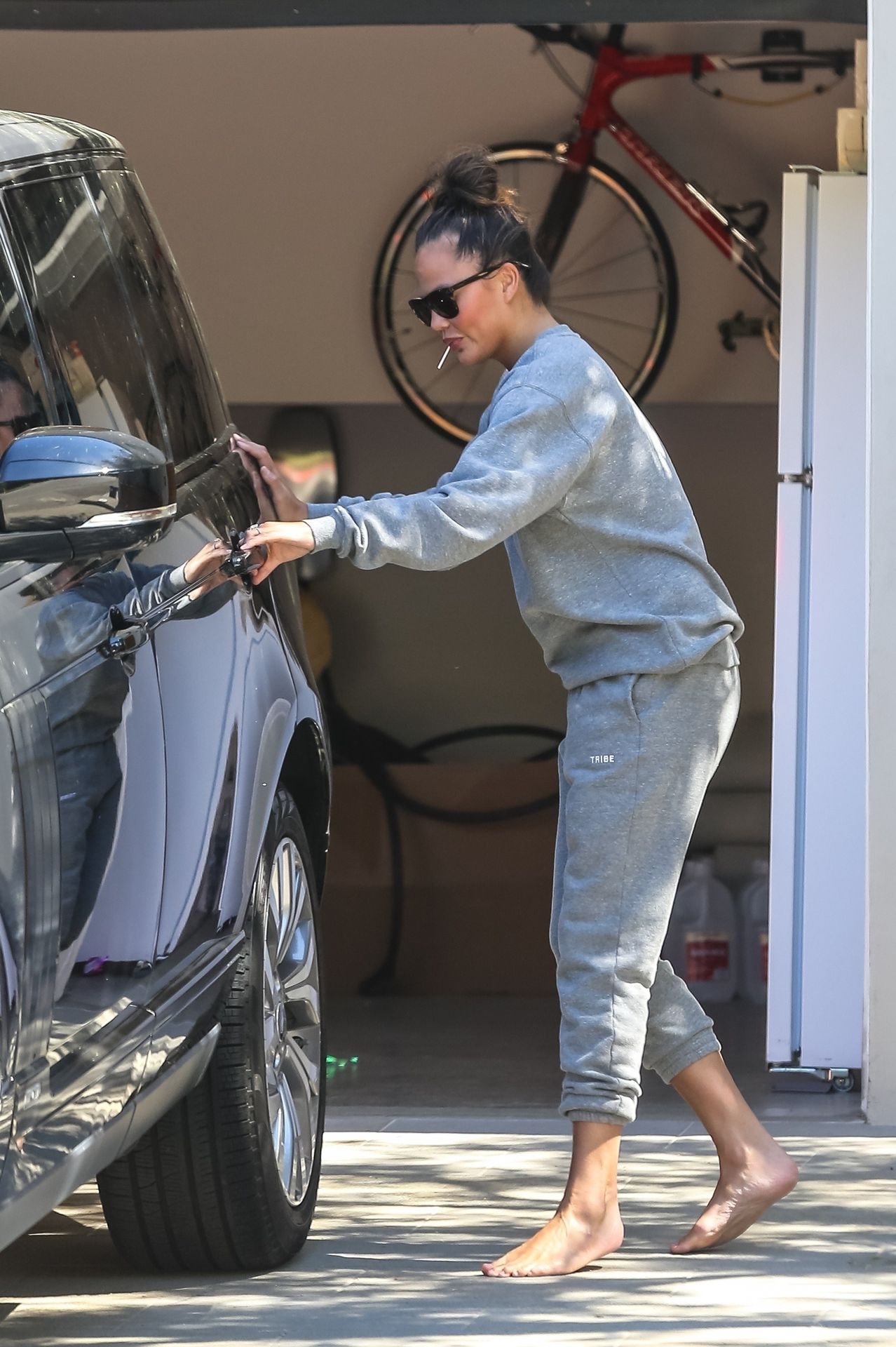 Chrissy Teigen Tweets About Helping The Paparazzi! Gives Them Donuts  Pictures! (28 Photos)