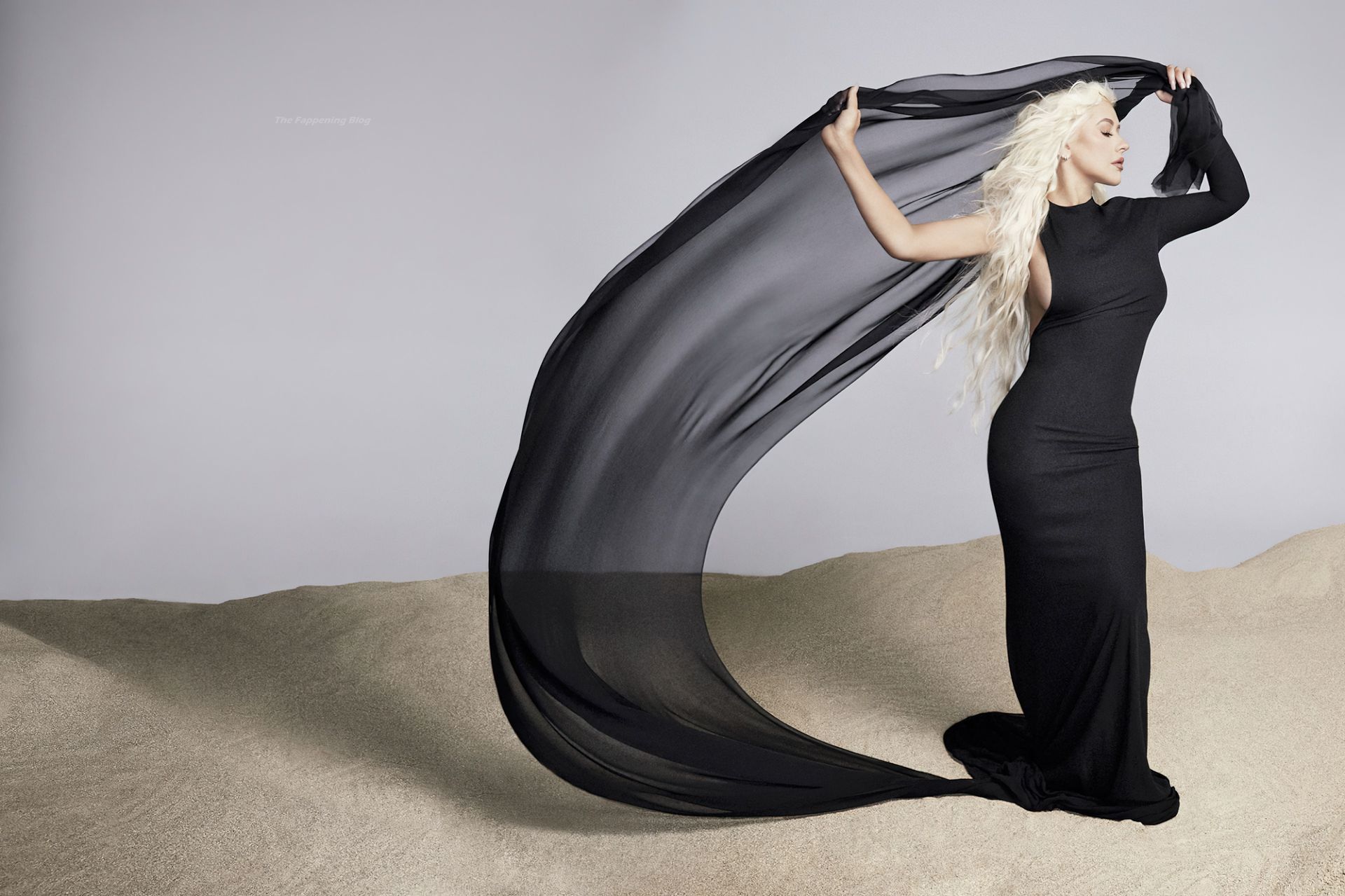 Christina Aguilera Sexy - Health Magazine (7 Photos)