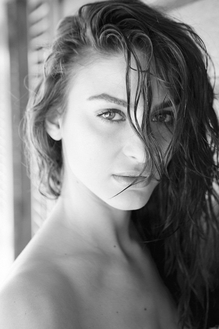 Christina Ionno Nude  Sexy (9 Photos)