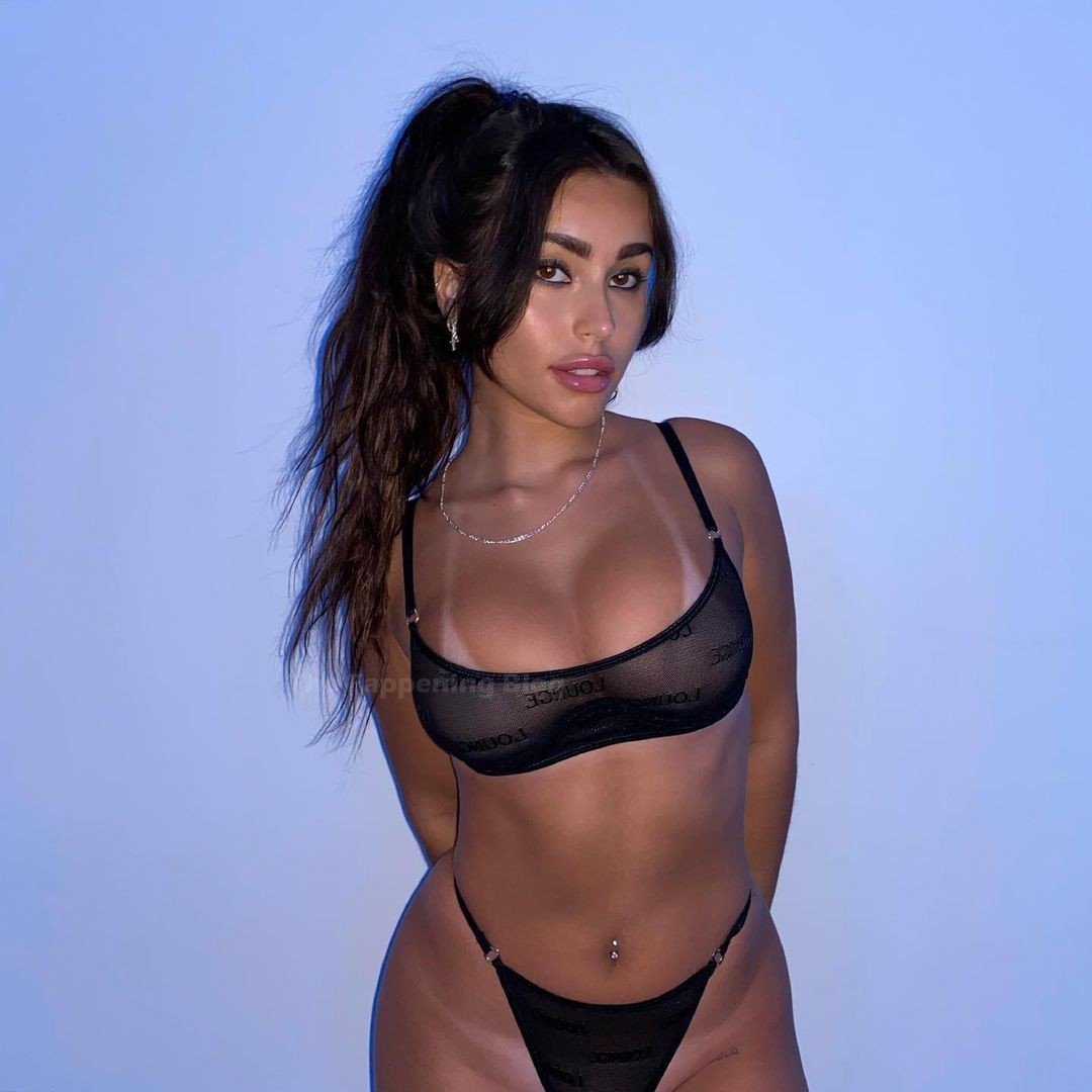 Claudia Tihan Sexy  Topless (33 Photos)