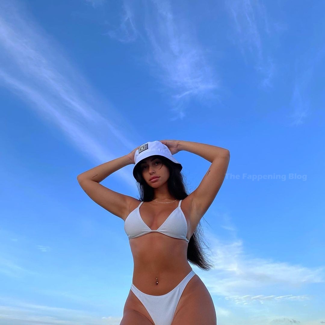 Claudia Tihan Sexy  Topless (33 Photos)
