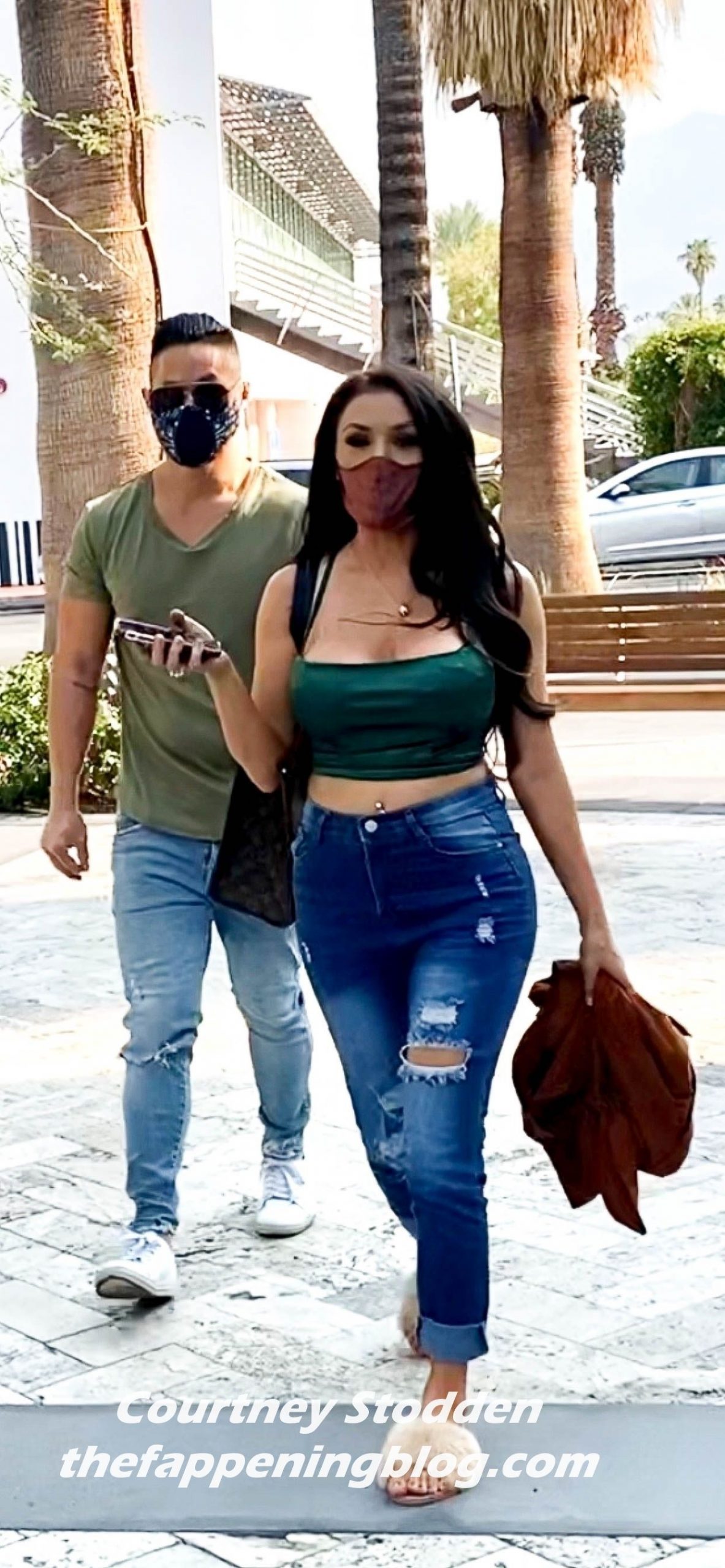 Courtney Stodden  Chris Sheng Enjoy an Intimate Lunch in Palm Springs (14 Photos)